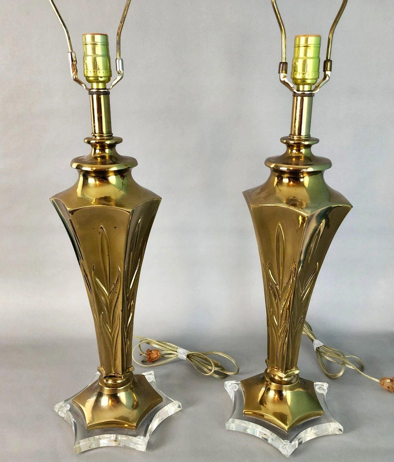Pareja de lámparas de mesa Rembrandt de latón y lucita en venta 5