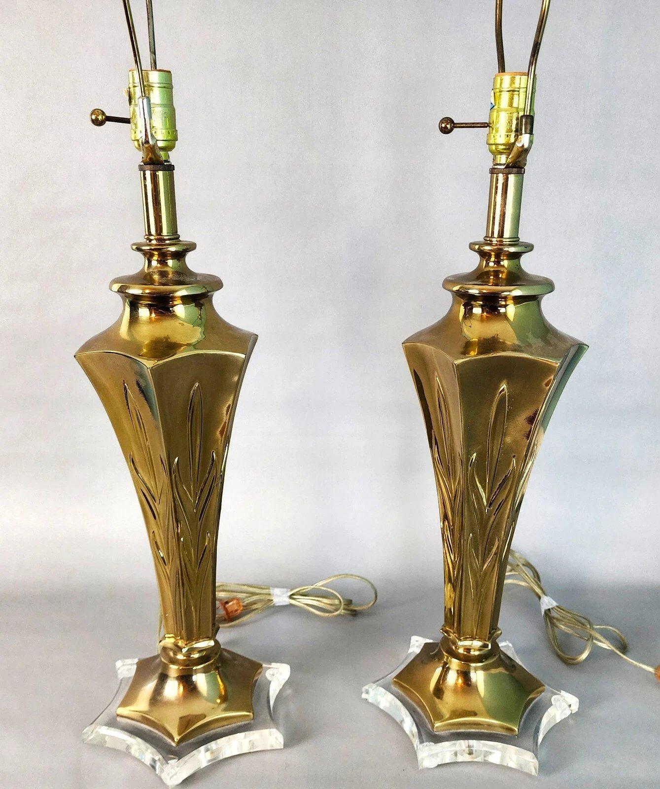 Pareja de lámparas de mesa Rembrandt de latón y lucita en venta 6