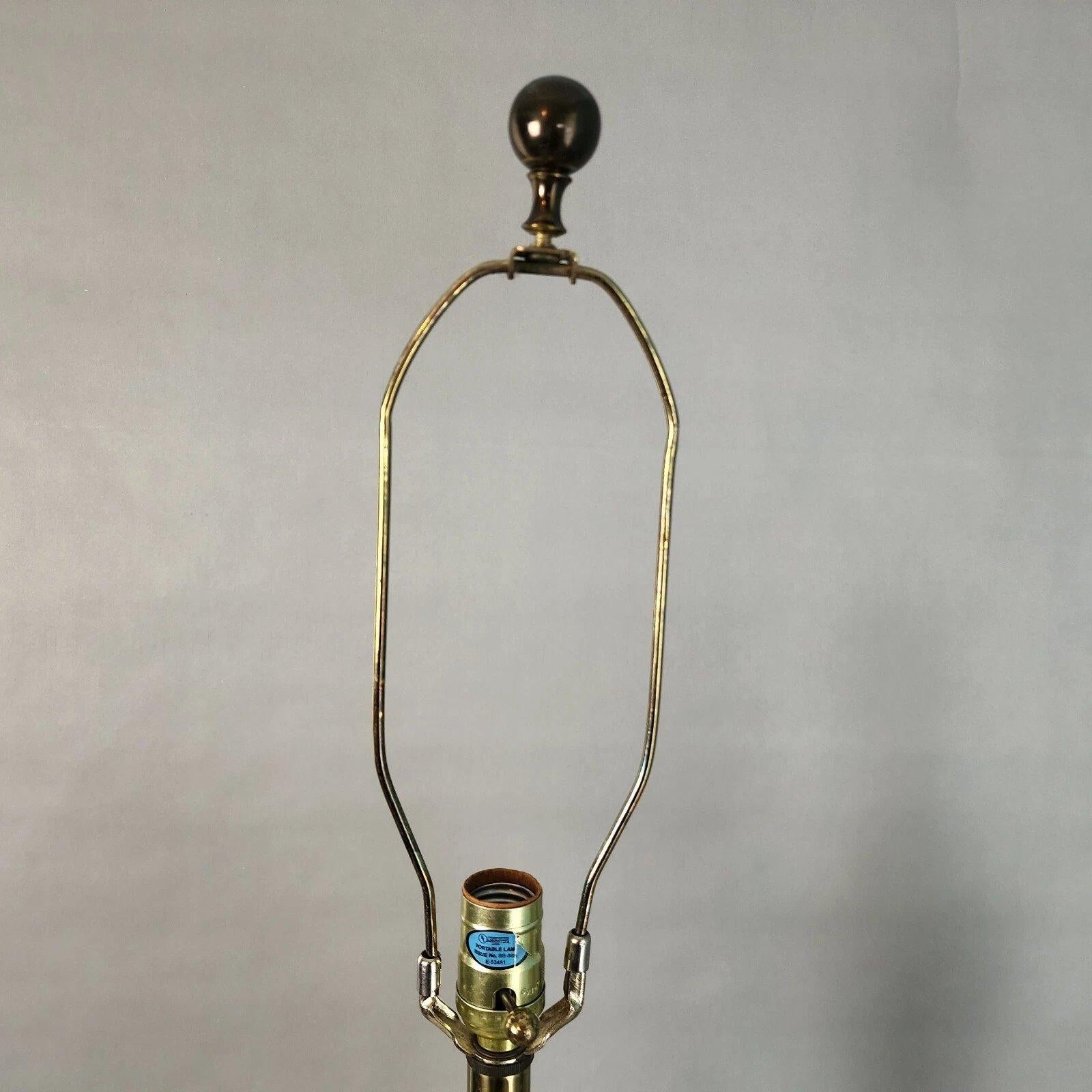 Pareja de lámparas de mesa Rembrandt de latón y lucita en venta 8