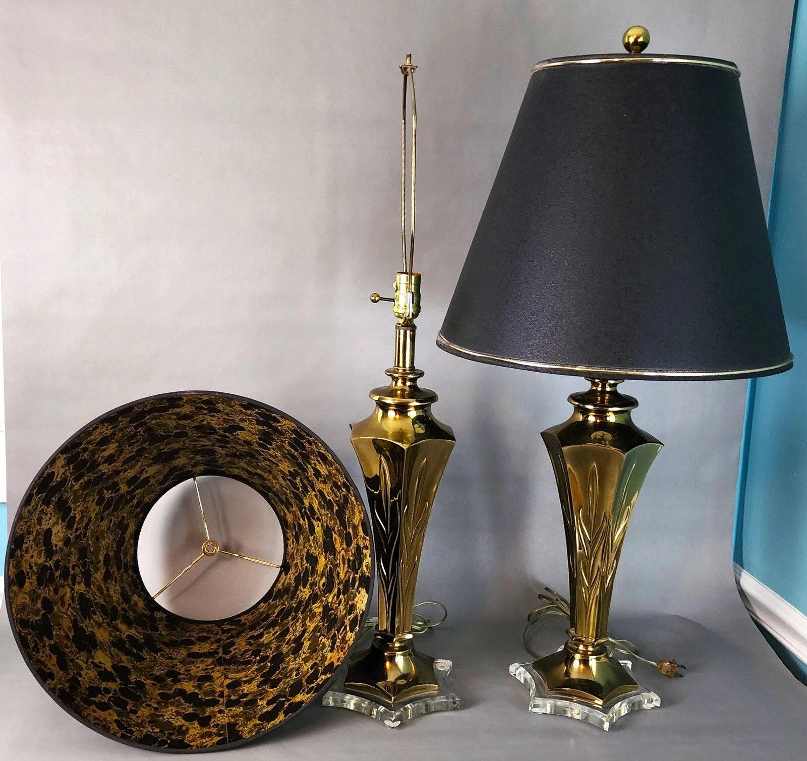 Pareja de lámparas de mesa Rembrandt de latón y lucita Regencia de Hollywood en venta