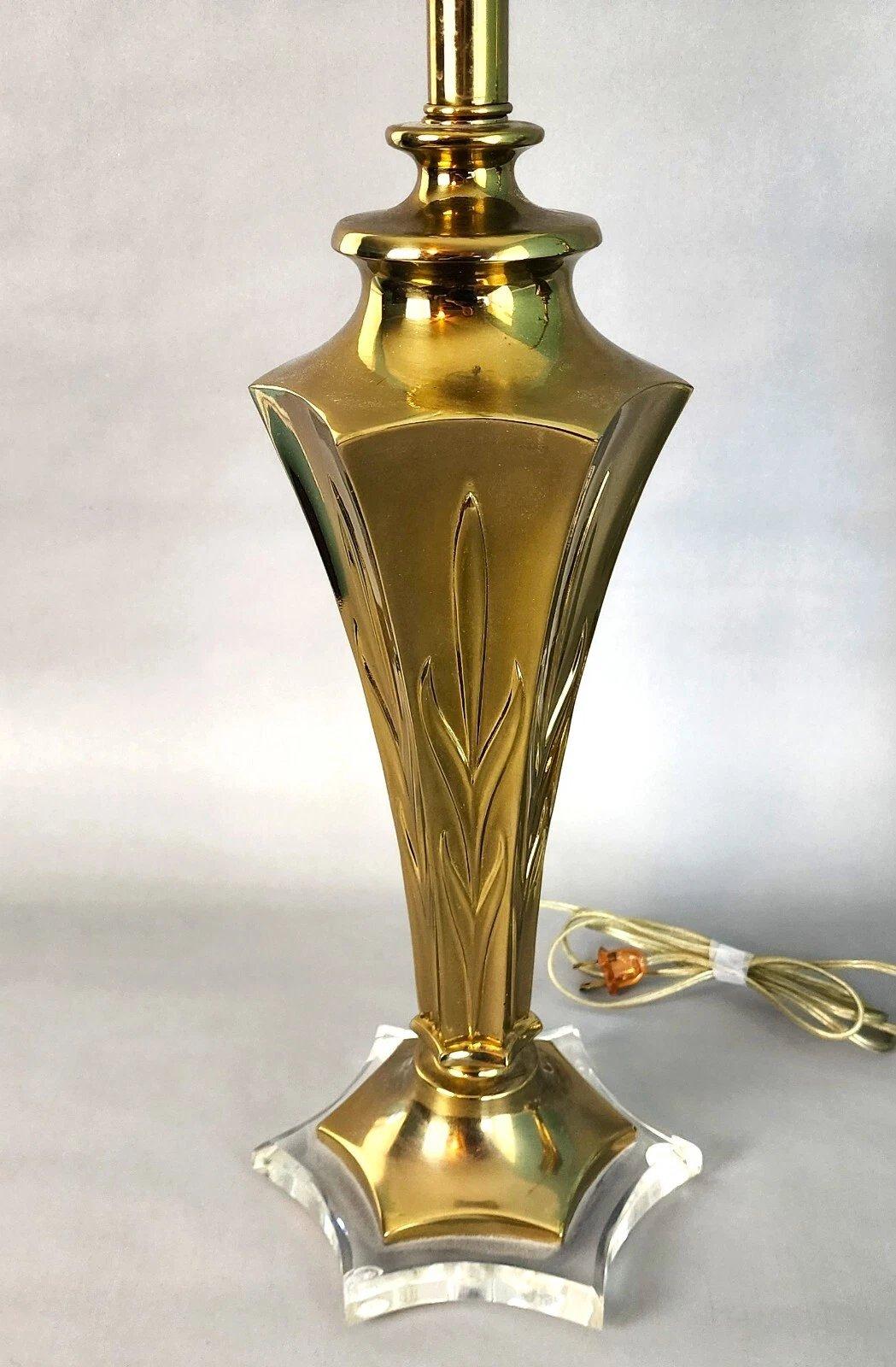 Pareja de lámparas de mesa Rembrandt de latón y lucita Latón en venta