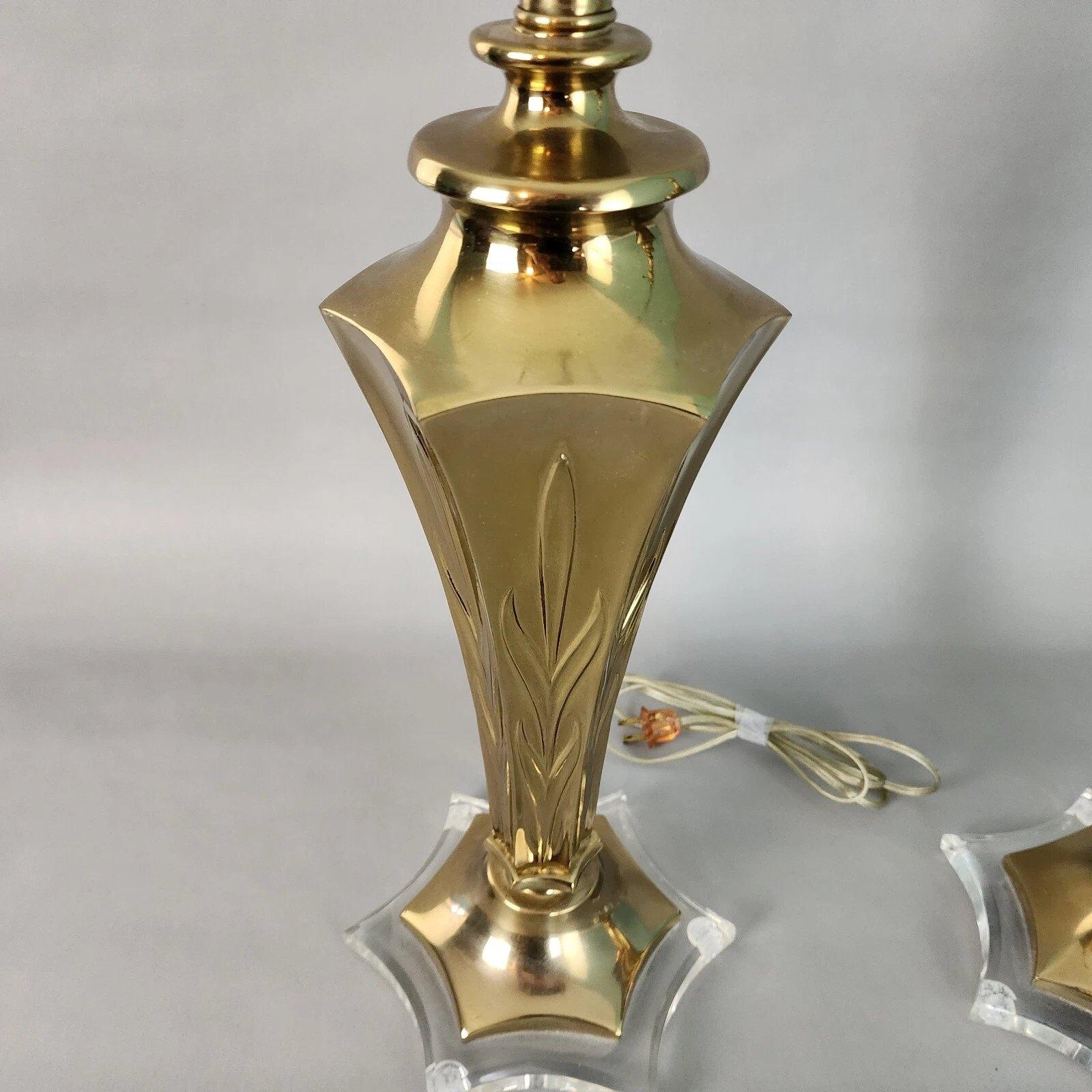 Pareja de lámparas de mesa Rembrandt de latón y lucita en venta 2