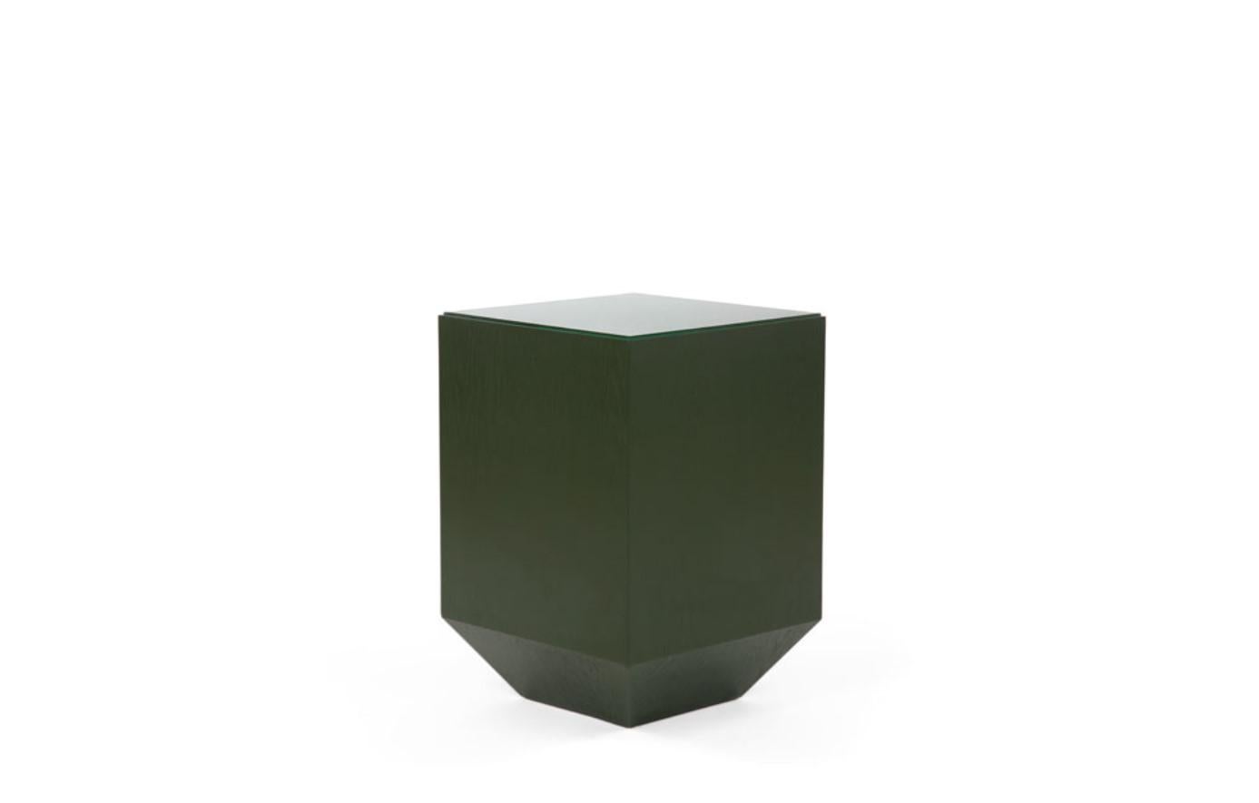 Eleganter Beistelltisch aus Massivholz mit glattem Ölfinish, gepaart mit einer passenden, lackierten Glasplatte für einen eleganten und modernen Touch. Dieses zeitlose Design verbindet nahtlos natürliche Texturen mit moderner Raffinesse und ist