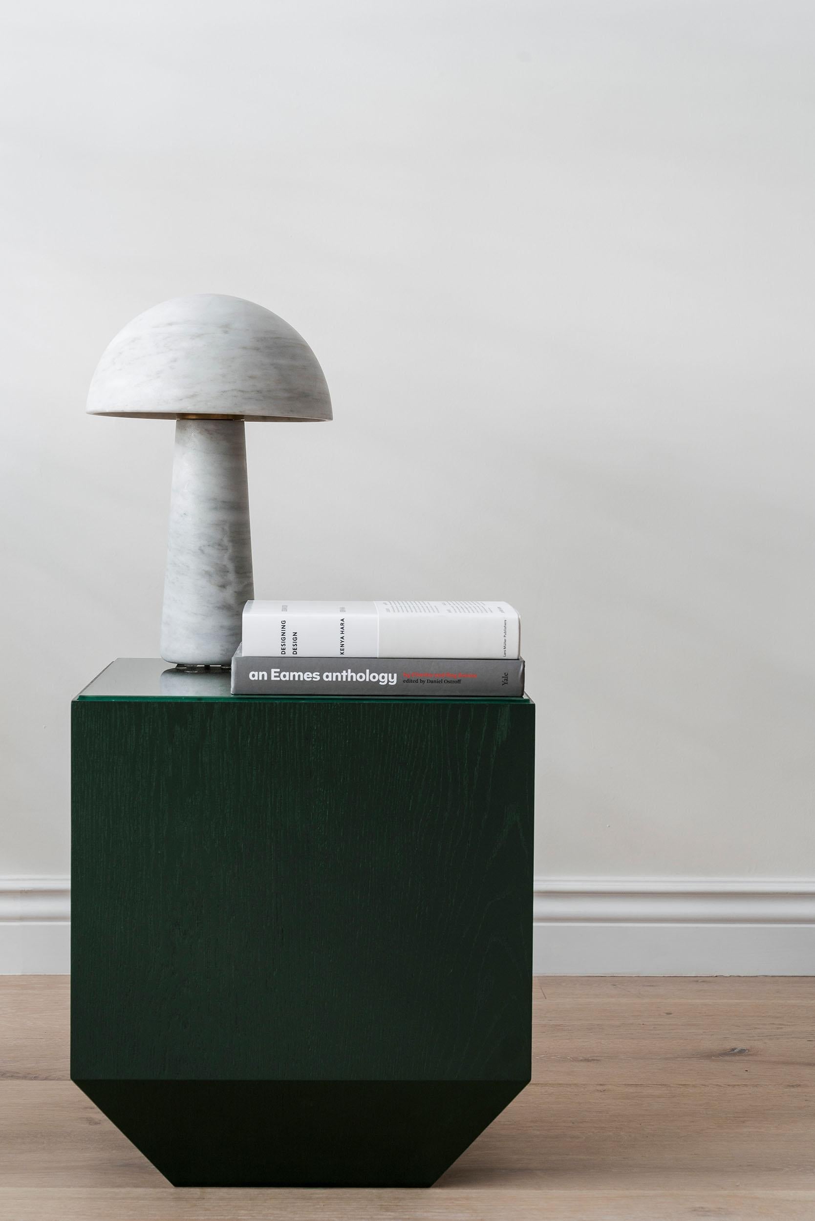 Mid-Century Modern Petite table d'appoint Remedios en vente