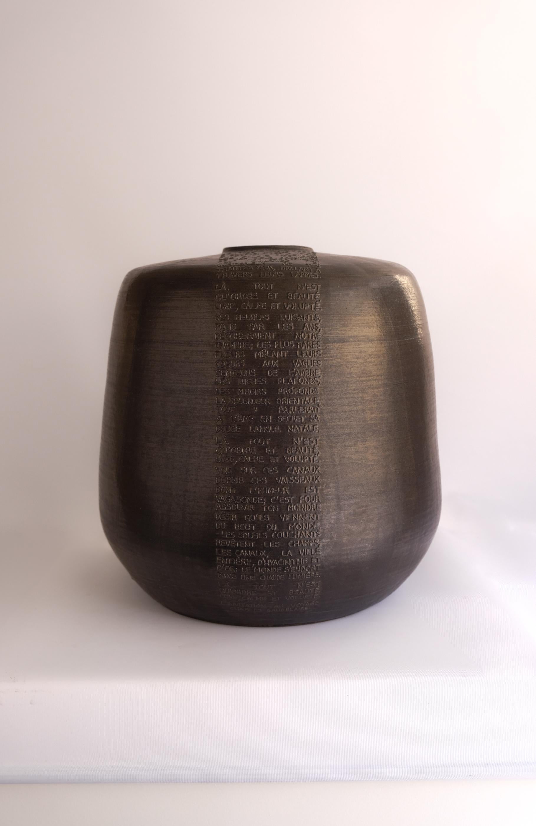 Barattolo Remember Us Baudelaire 12 in gres smaltato nero di Mary Martin Ceramics
Unico nel suo genere
Dimensioni: Ø 33 x H. 35 cm.
Materiali: Gres smaltato.

Sono I+I Martin. Vengo dalle Alpi francesi, sono l'ultima figlia di una famiglia di 5