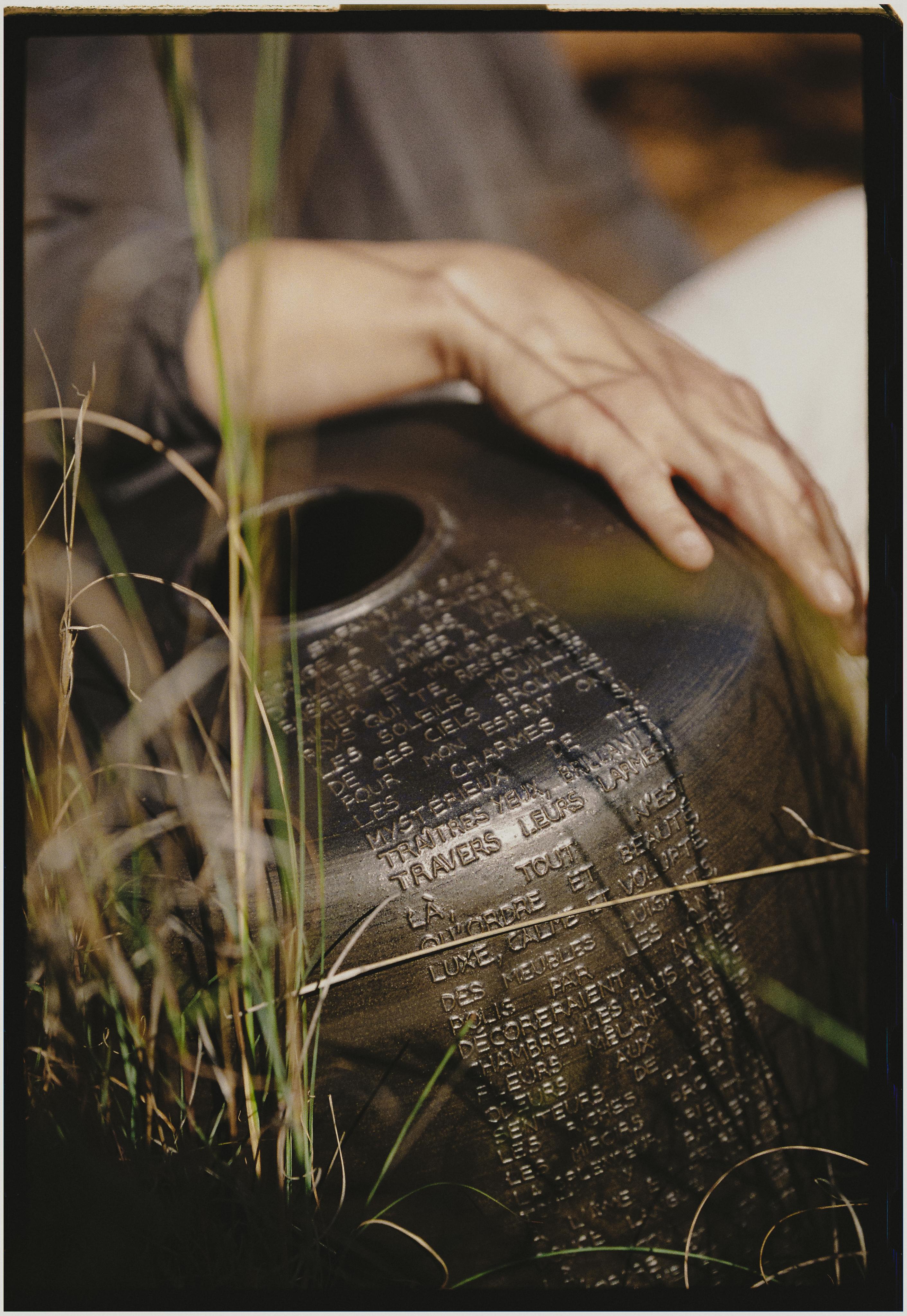 Moderno Barattolo Remember Us Baudelaire 12 in gres smaltato nero di Mary Martin Ceramics in vendita