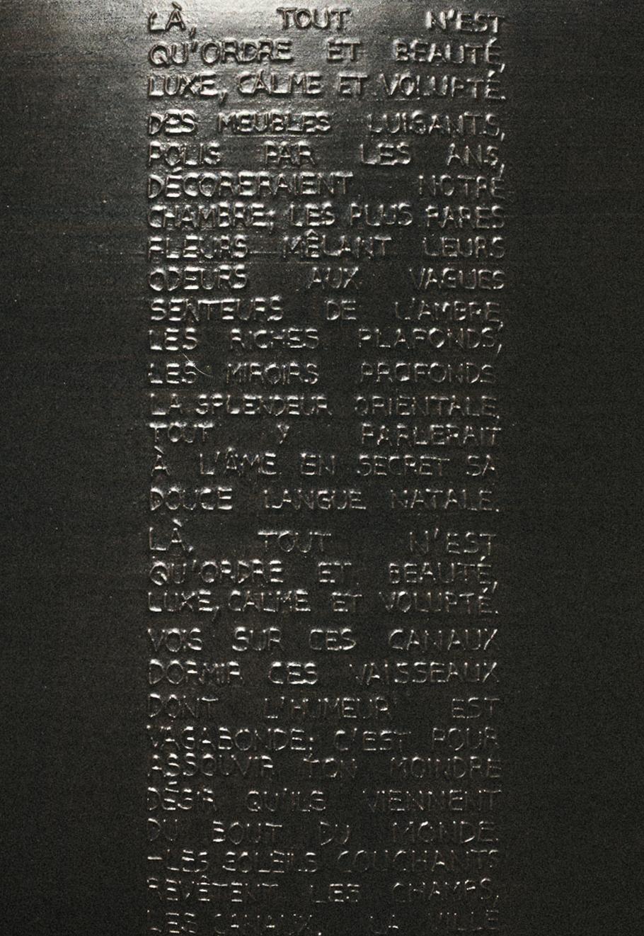 Spagnolo Barattolo Remember Us Baudelaire 12 in gres smaltato nero di Mary Martin Ceramics in vendita