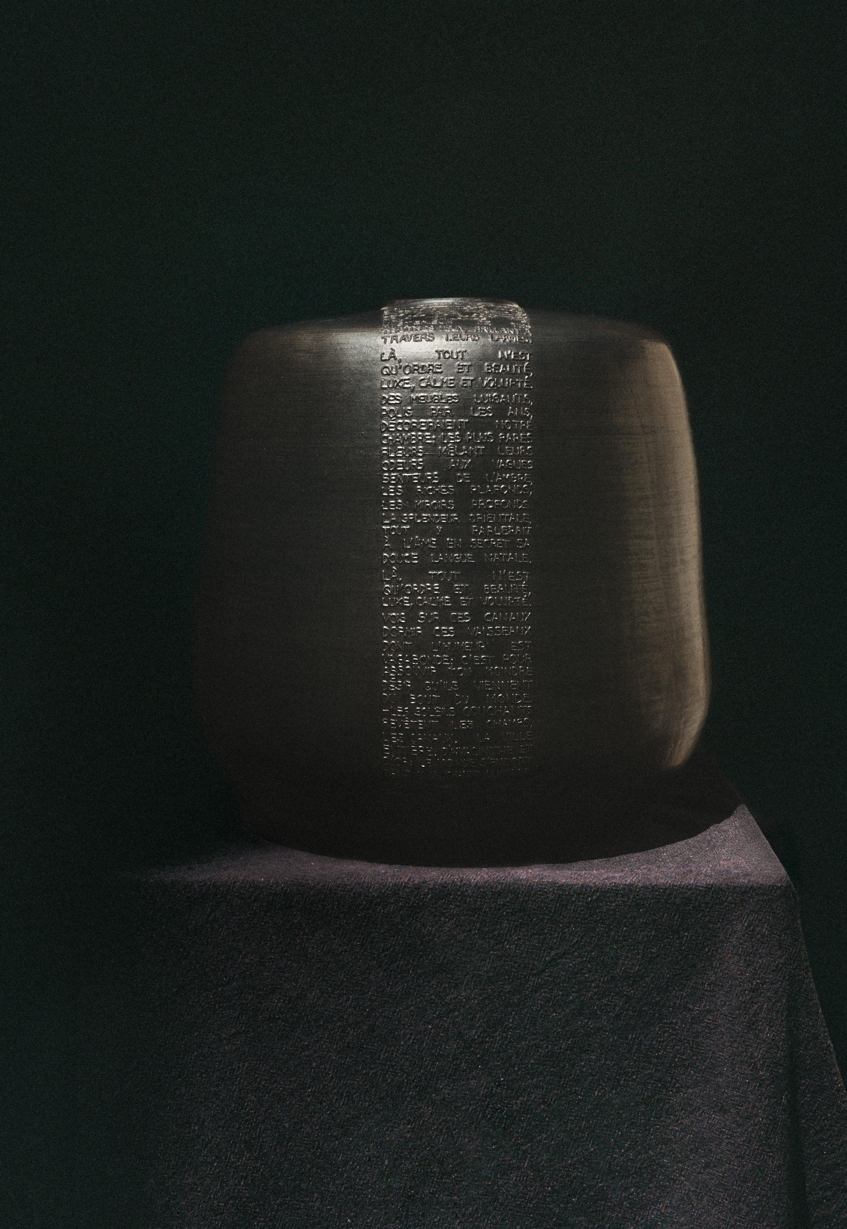 XXI secolo e contemporaneo Barattolo Remember Us Baudelaire 12 in gres smaltato nero di Mary Martin Ceramics in vendita