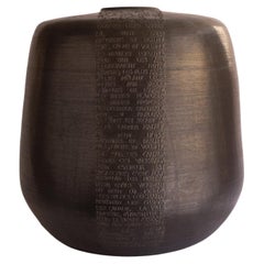 Barattolo Remember Us Baudelaire 12 in gres smaltato nero di Mary Martin Ceramics