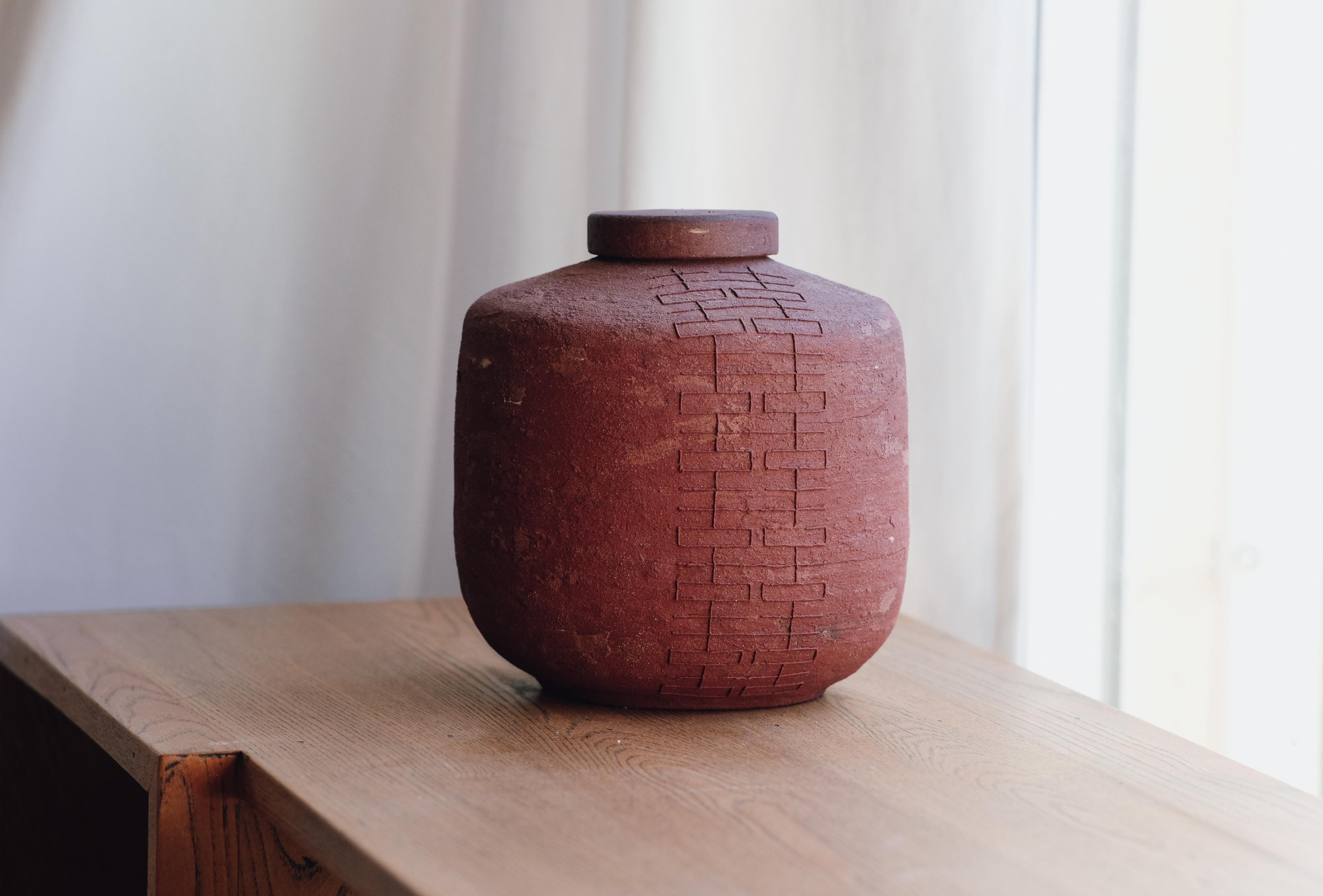 Barattolo Remember Us Double Happiness 78 in gres rosso di Martine Ceramics
Unico nel suo genere
Dimensioni: Ø 18 x H. 22 cm.
Materiali: Gres non smaltato.

Sono I+I Martin. Vengo dalle Alpi francesi, sono l'ultima figlia di una famiglia di 5