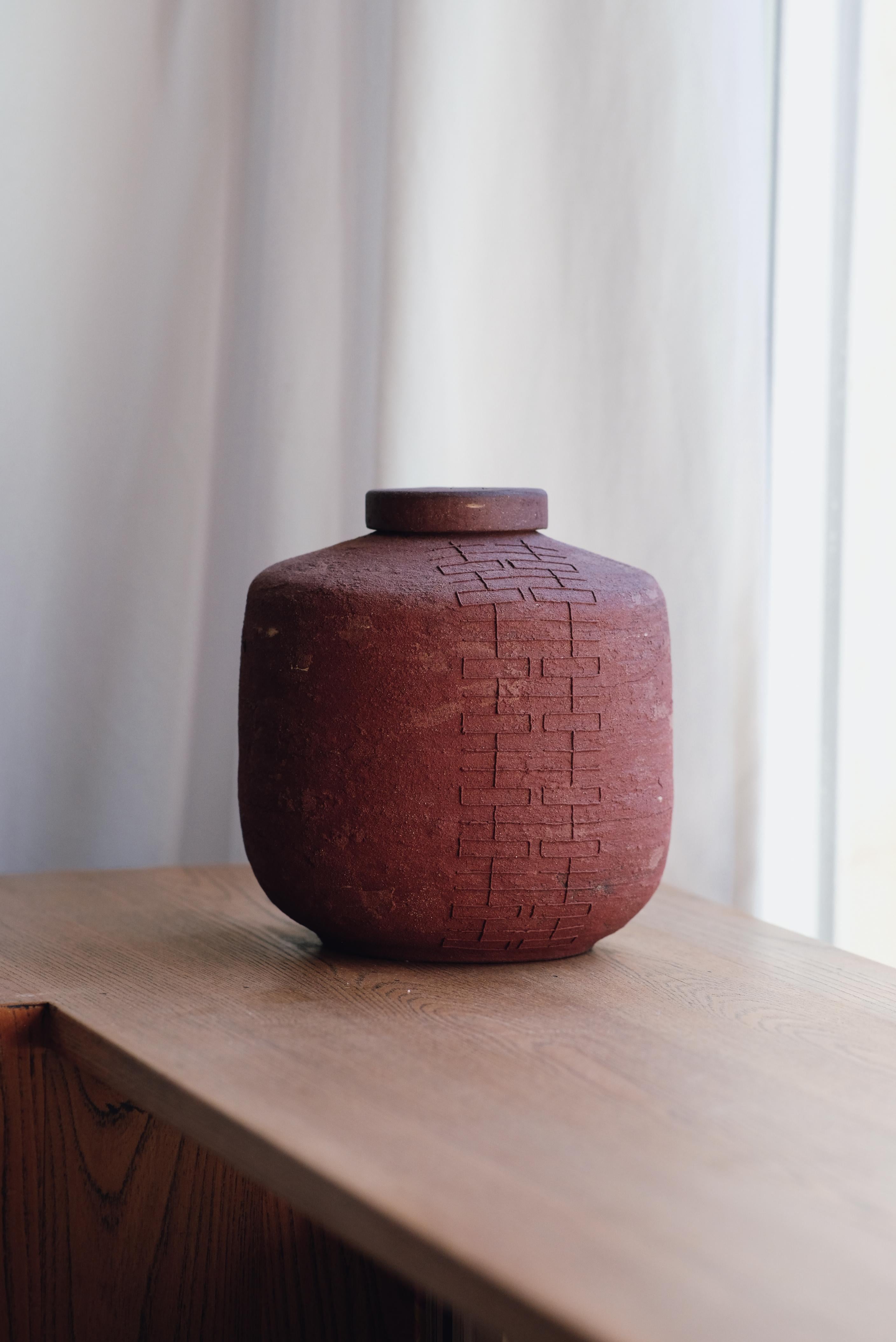 Moderno Barattolo Remember Us Double Happiness 78 in gres rosso di Martine Ceramics in vendita