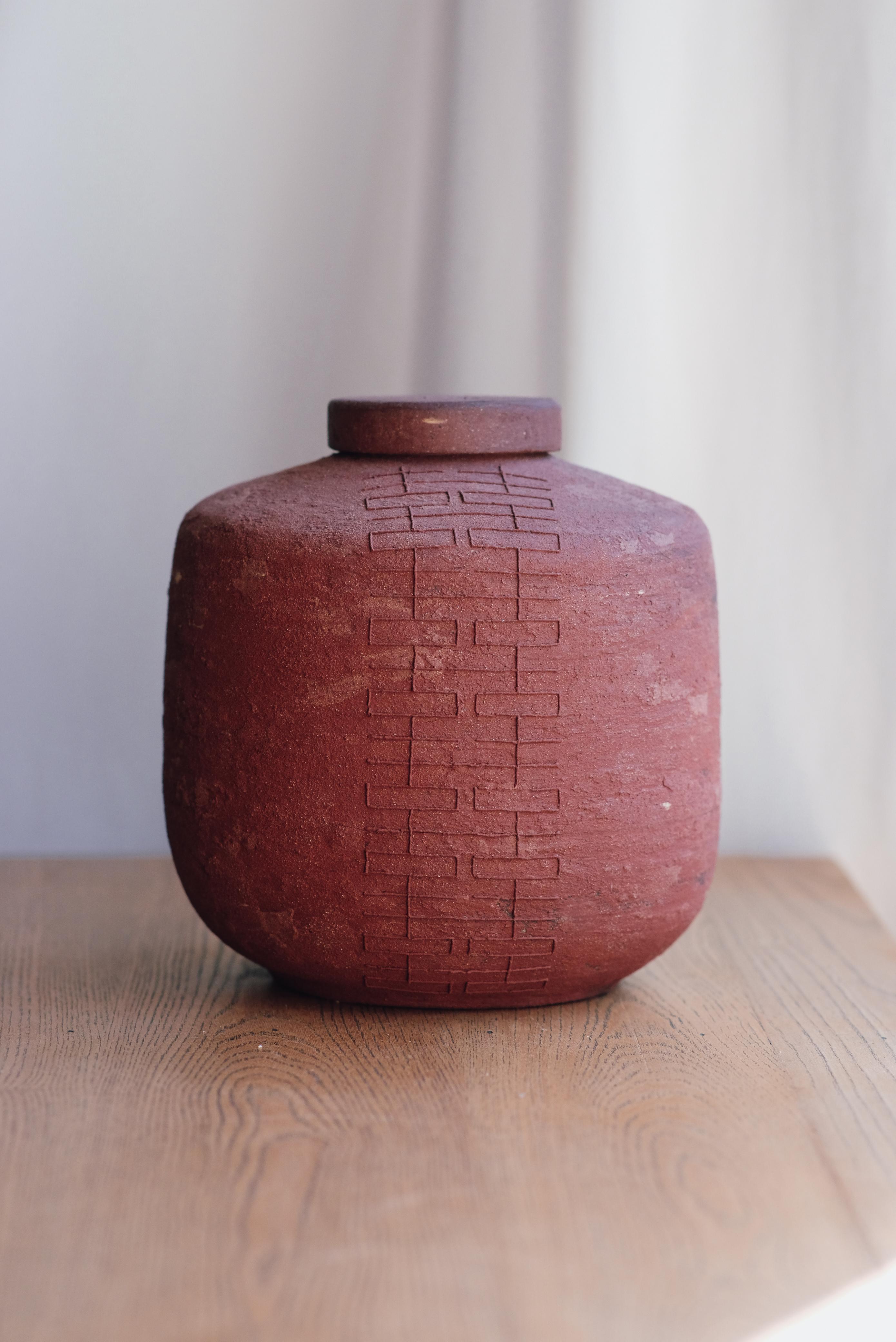 Spagnolo Barattolo Remember Us Double Happiness 78 in gres rosso di Martine Ceramics in vendita