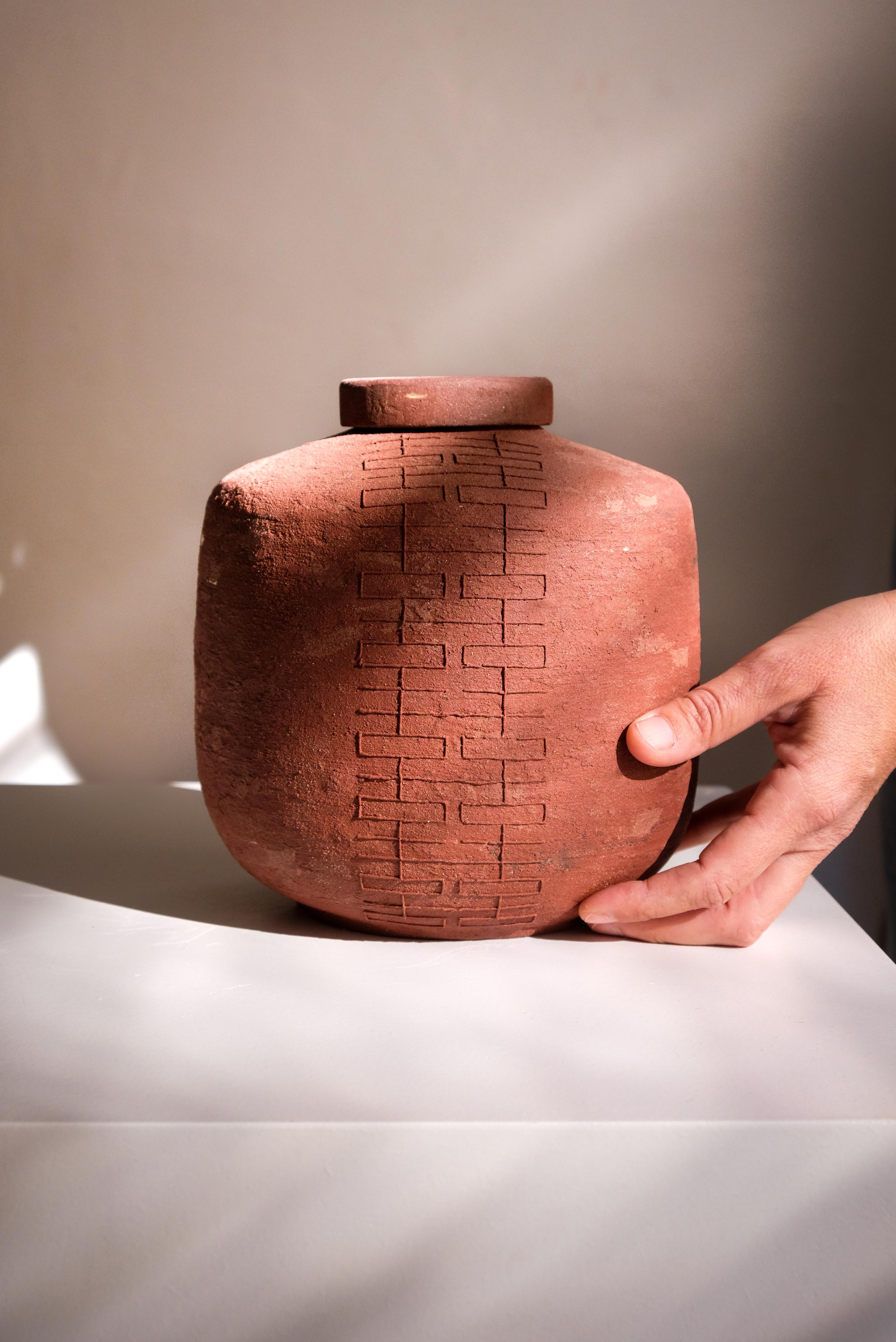 XXI secolo e contemporaneo Barattolo Remember Us Double Happiness 78 in gres rosso di Martine Ceramics in vendita