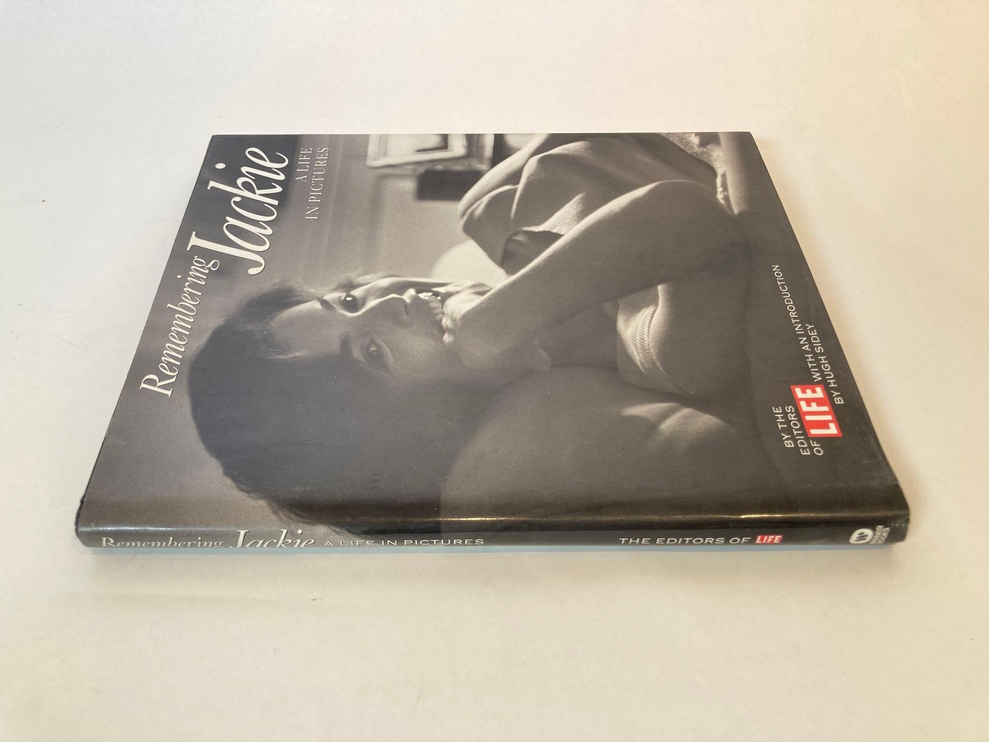 Classique américain Se souvenir de Jackie : une vie en images Hardcover - 1 janvier 1994 en vente
