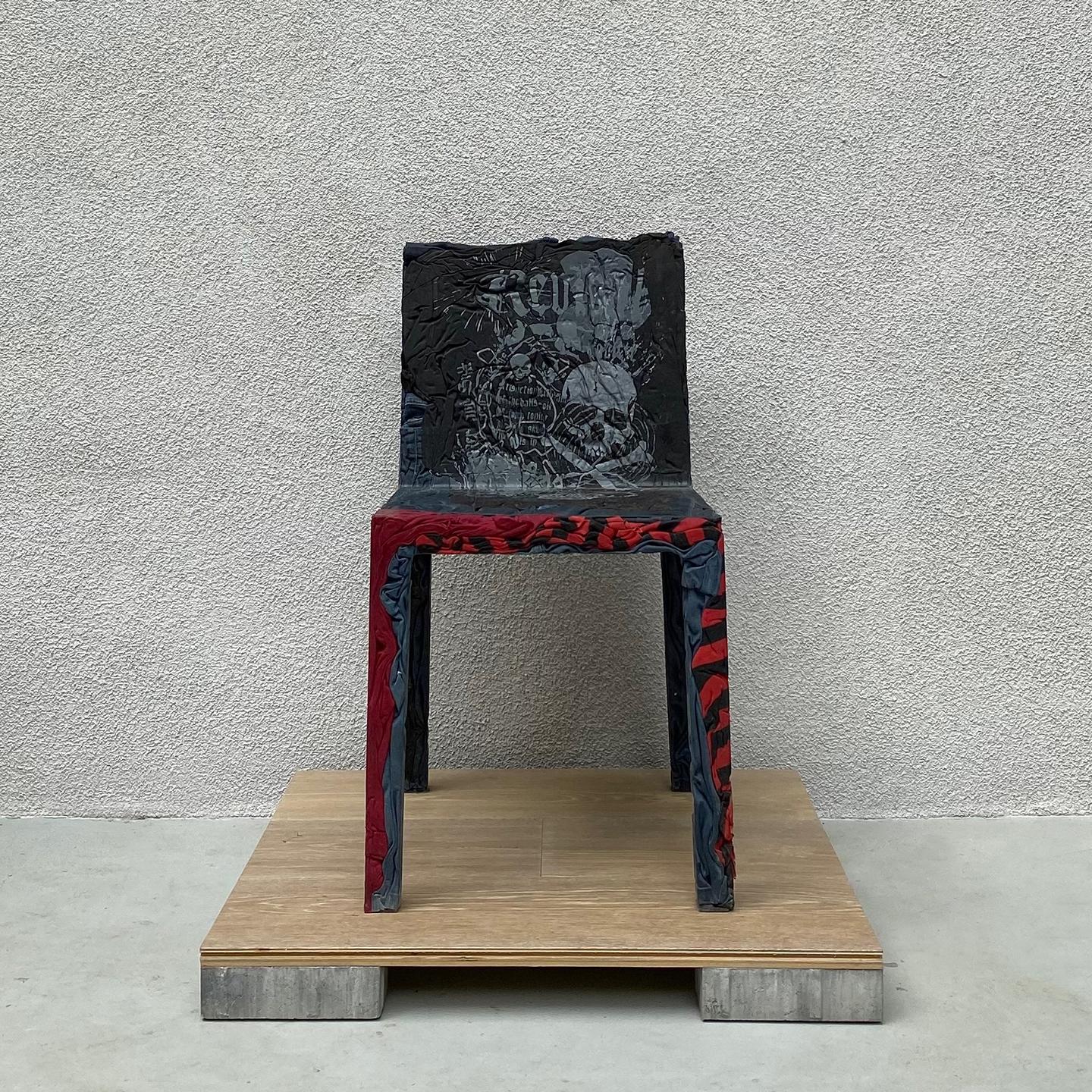 The race towards the future and the desire to keep the past alive coexist in Rememberme. A collection (chair, bistrot table, and coffee table) that gives new life to clothes which are unconscious memory capsules. Rememberme is made by jeans and
