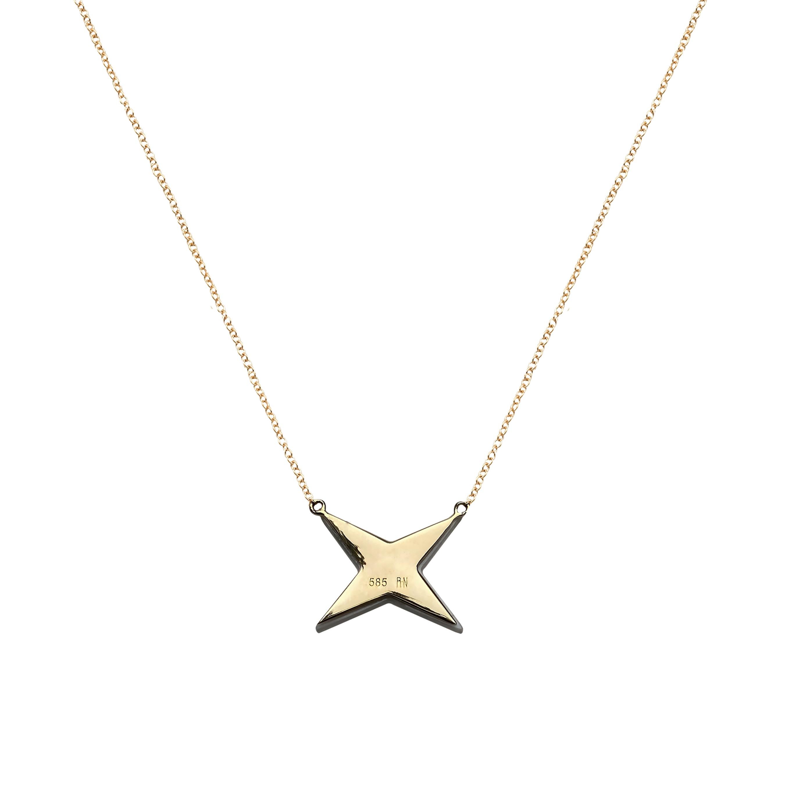 Una collezione di motivi familiari e giocosi, la collezione Remembrance ci riporta alle nostre origini. La collezione è composta da pezzi in oro massiccio 14k e pietre preziose intagliate a mano, tempestate di diamanti per una rivisitazione moderna