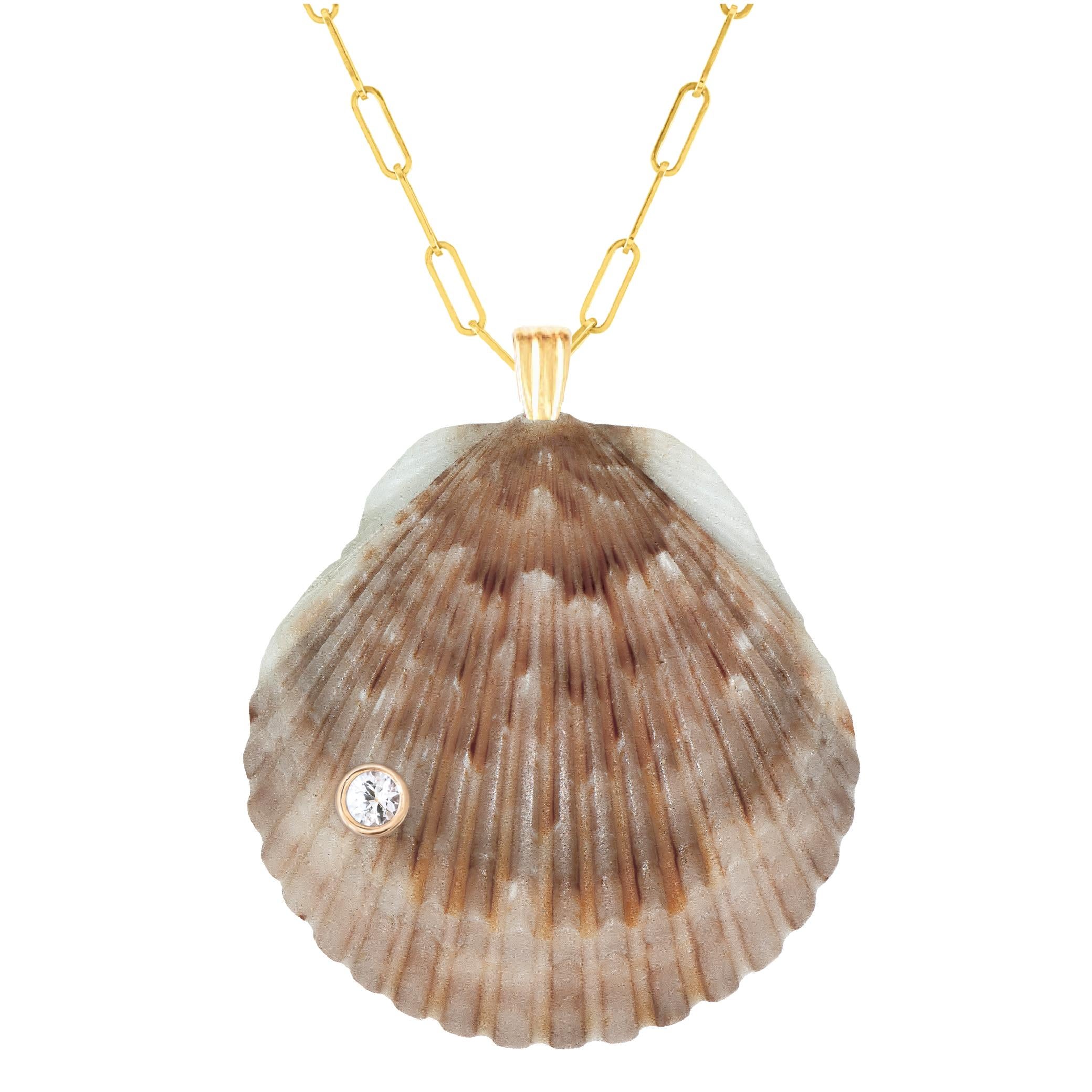 Taille ronde Pendentif en or 14k avec saphir blanc naturel et coquillage de Whiting en vente