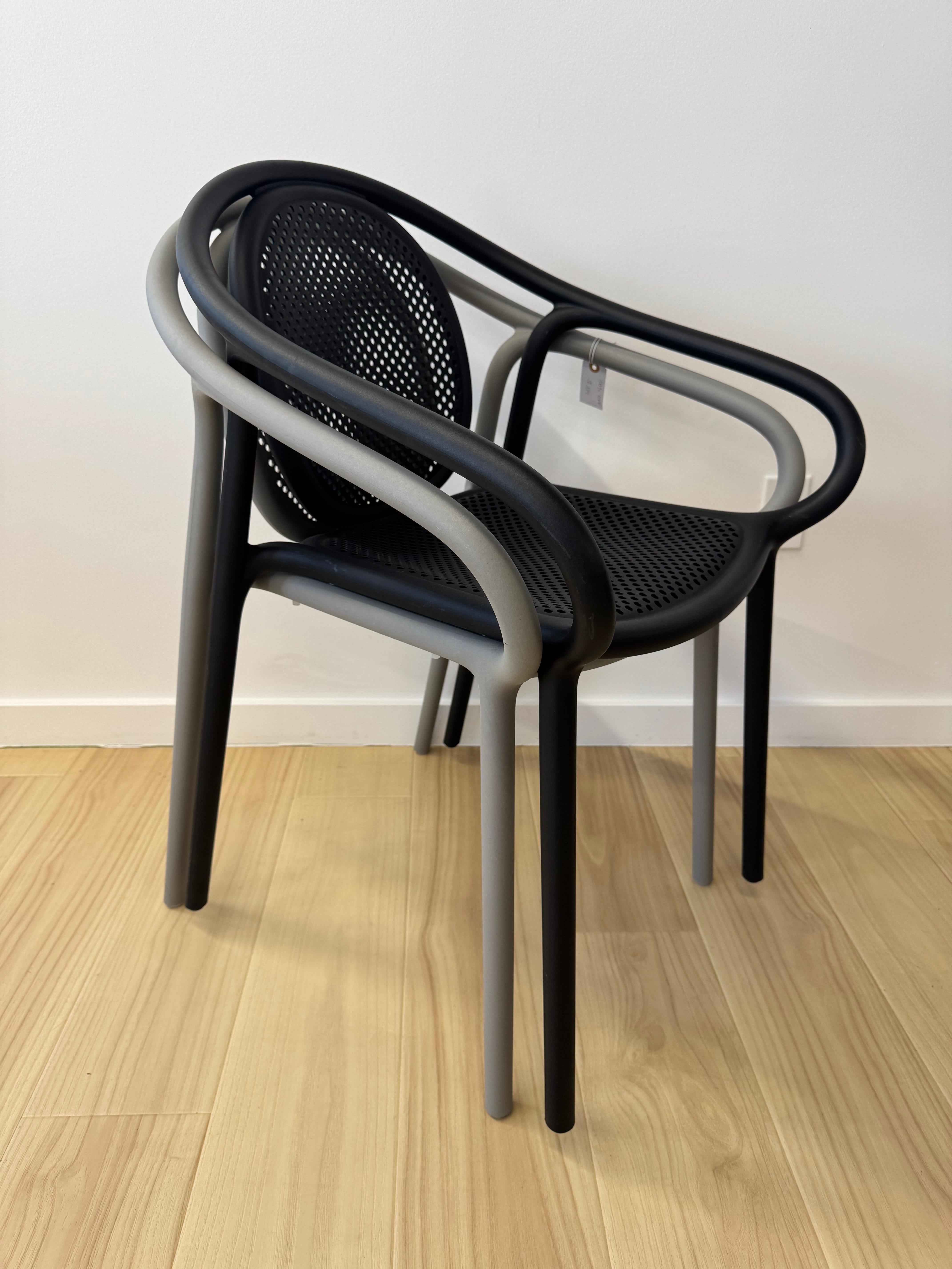 Remind evoks the soft sinuous curves of wooden chairs from the late 19th century. 

Made from a monoblock of injection-moulded polypropylene, the transpiring seat and backrest contribute to the armchair’s airy, lightweight appearance, as well as to