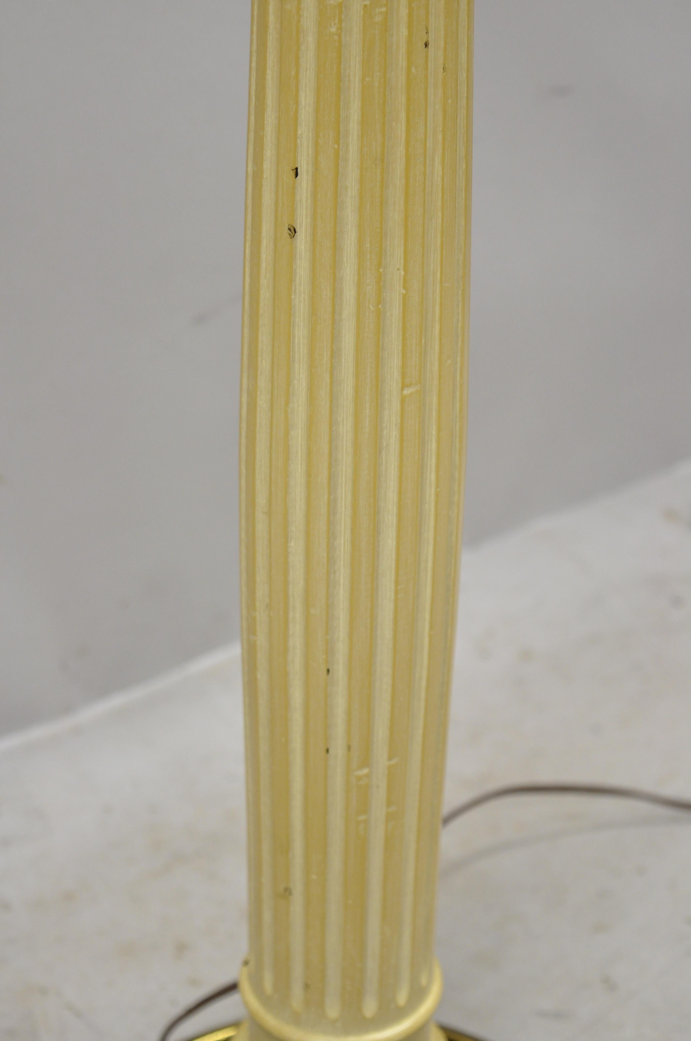 Lampadaire de lecture à colonne en bois d'ananas Remington Hollywood Regency en laiton  en vente 3
