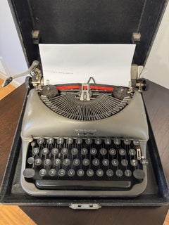 Remington Rand De Luxe Model No 5 Portable Typewriter 1940s, Working with Case (en anglais)