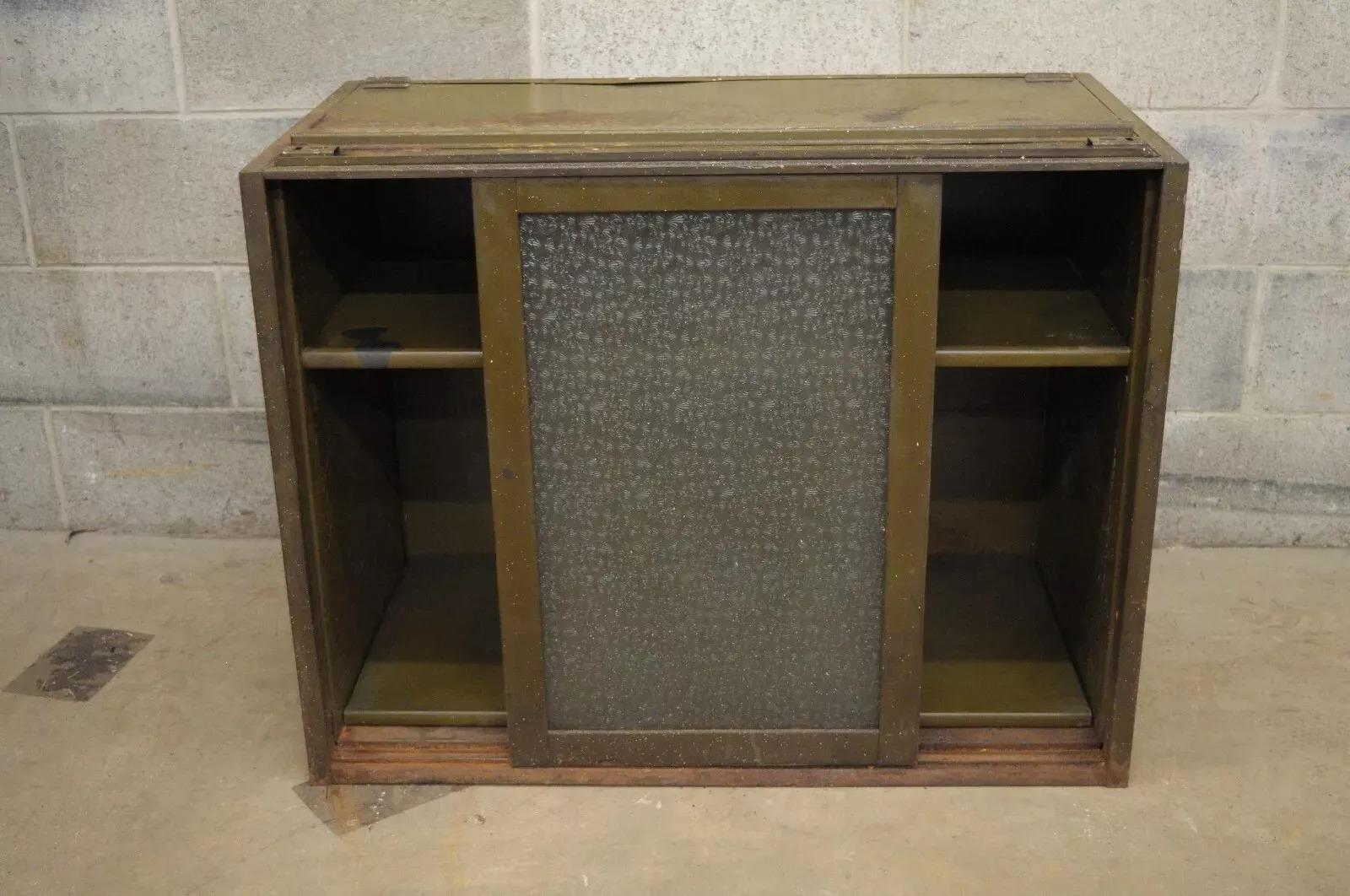 Remington Rand Industrial Green Steel Stacking Barrister Storage Cabinet (A). Der abgebildete Artikel hat eine Metallkonstruktion aus Stahl, 2 Schiebetüren aus strukturiertem und mattiertem Glas, 2 verstellbare Einlegeböden und eine armeegrüne