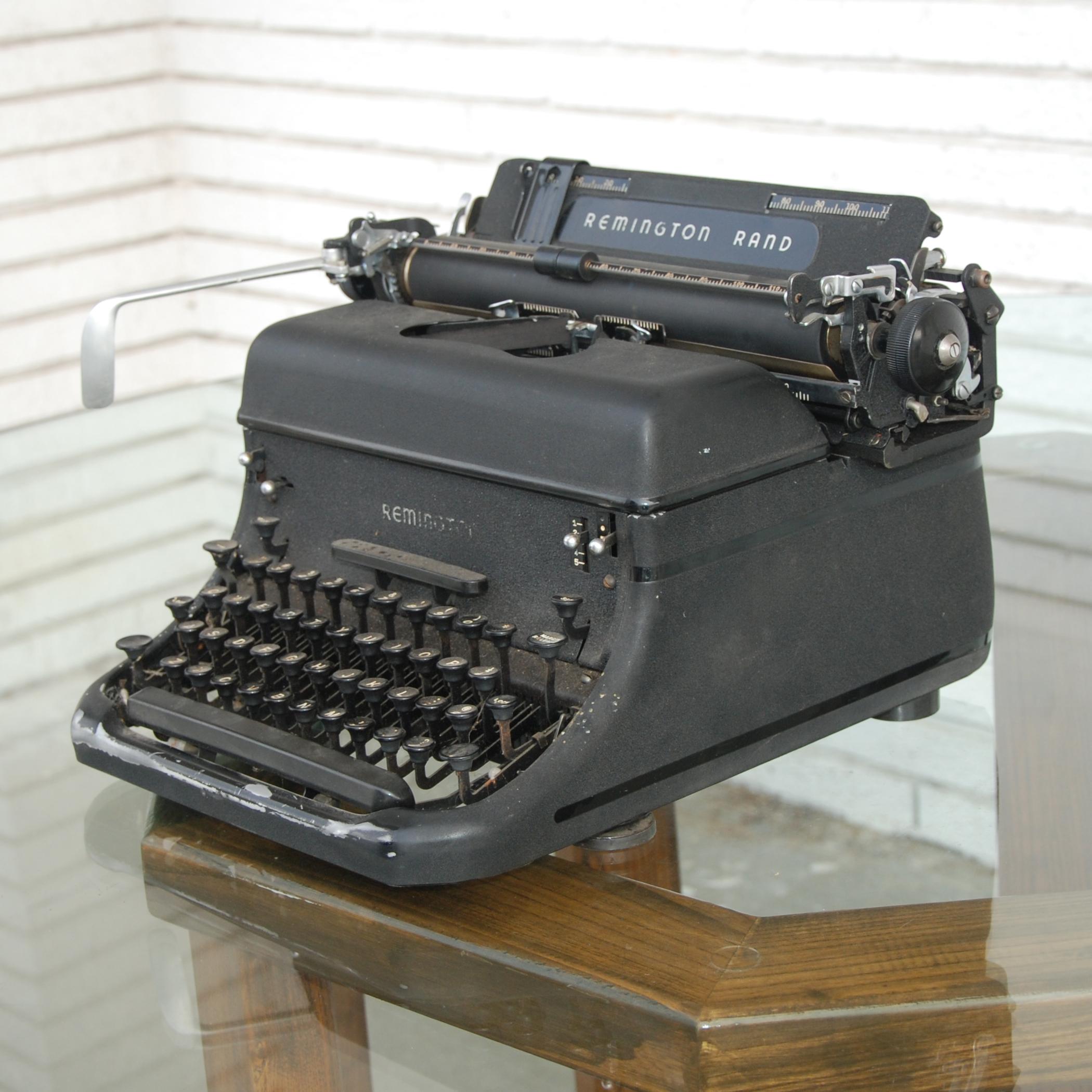 Machine à écrire vintage Remington Rand

Entièrement fonctionnelle:: livrée avec une housse. Il faut un nouveau ruban encreur.