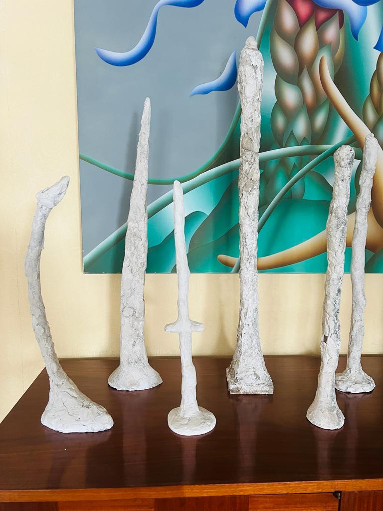Set von 9 Totens aus Gips und Holz in polychromer Skulptur von Remo Bernucci, 1970. (Sonstiges) im Angebot