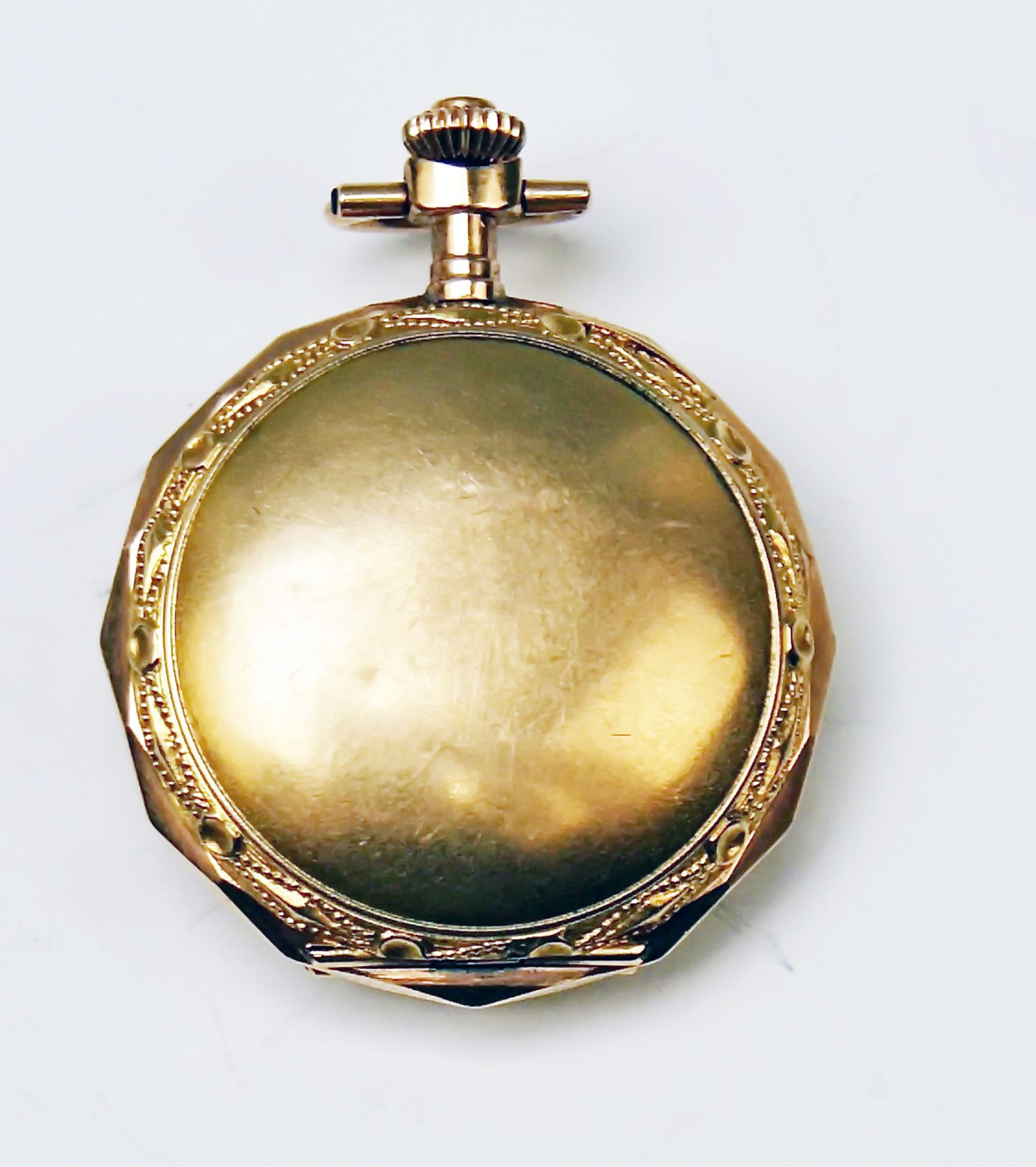 Remontoir Cylindre 10 Rubis Woman's Pocket Watch with three lids.

Made of 14 ct slight red gold, with eight diamonds (= 0,40 ct in total) decorating the lid which covers clockface
(= all three lids - lid covering backside & lid covering clock's