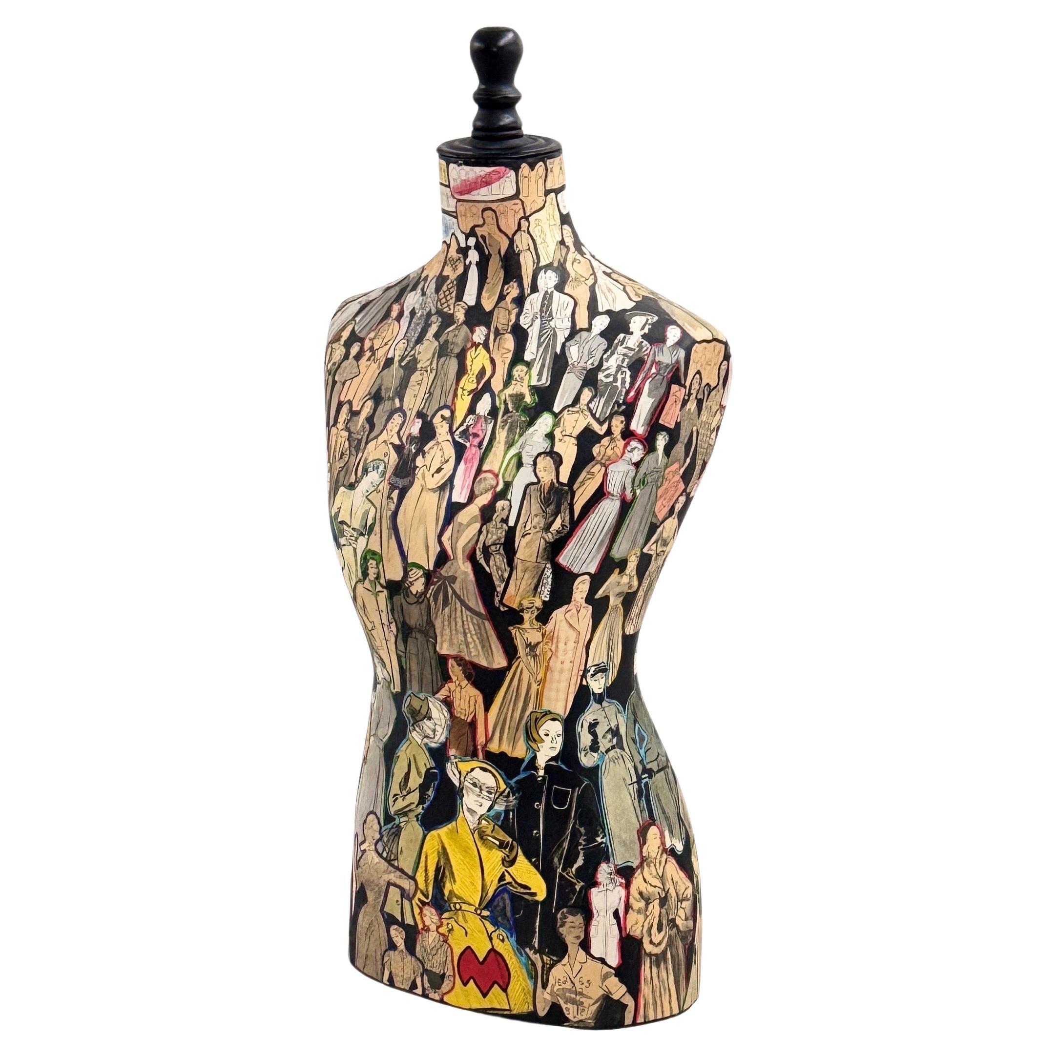 Busto di manichino rimovibile in legno con collage di moda, Parigi, anni '60

Descrizione:
Questo elegante busto di manichino in legno, creato a Parigi negli anni '60 da un artigiano della moda, è uno straordinario mix di arte e design. Ricoperto da