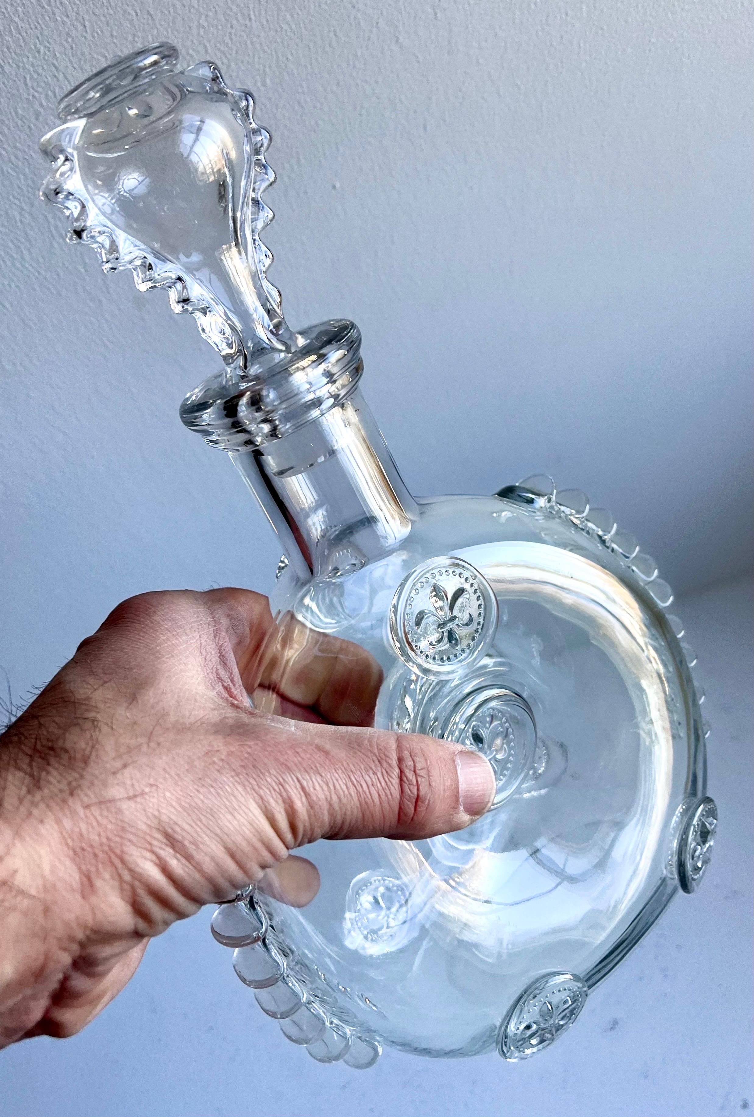 Decantador de cristal de coñac Remy Martin Louis XIII de Baccarat 

La parte inferior está grabada al ácido con la marca del fabricante Baccarat:
