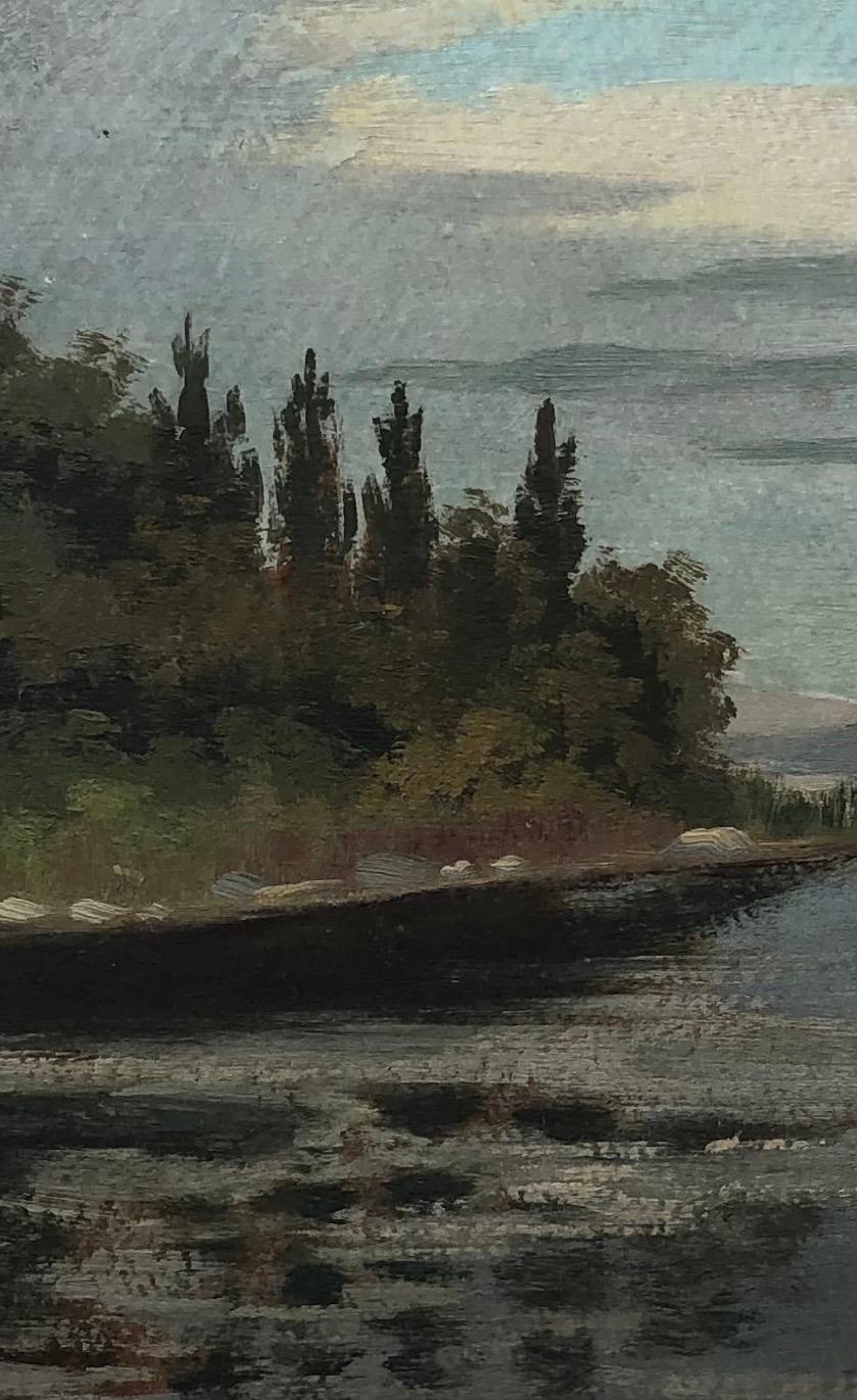 Trabajo sobre cartón
Marco moldeado en yeso y madera dorada
33 x 40,5 x 4 cm
Este cautivador paisaje presenta una serena escena junto al agua, donde el horizonte se funde sutilmente con el cielo nublado. Los árboles oscuros de la izquierda enmarcan