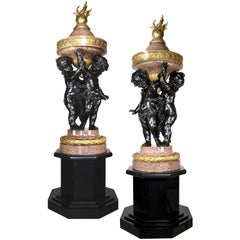 Monumentales Paar französischer Putto Flambeaux-Urnen-Torchere-Urnen-Skulpturen aus dem 19. Jahrhundert