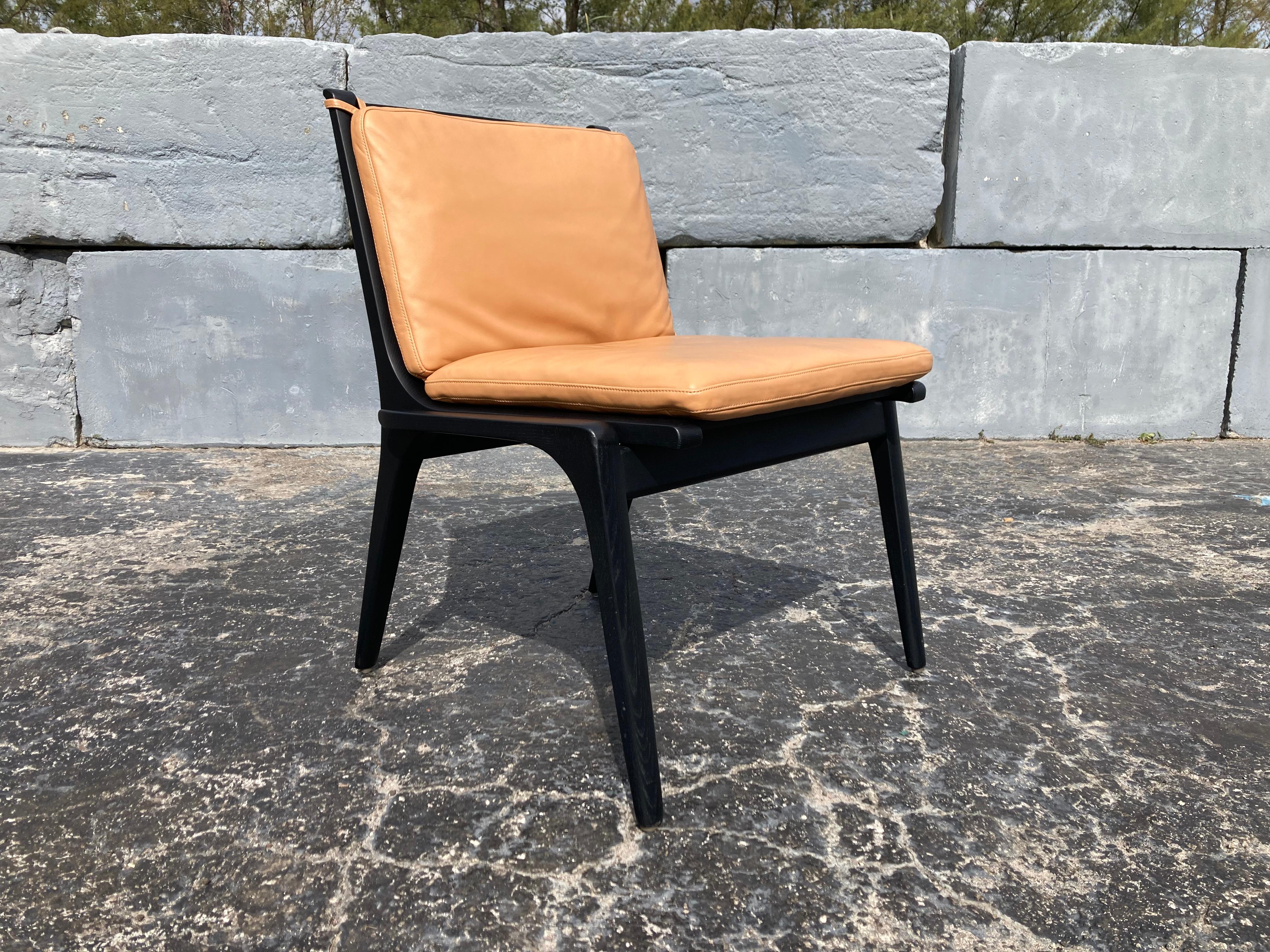 Chaise d'appoint Rén de Stellar Works conçue par Space Copenhagen, chêne, cuir. Canapé assorti disponible.