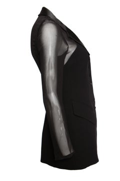 Rena Lange, Chaqueta blazer negra semitransparente.
