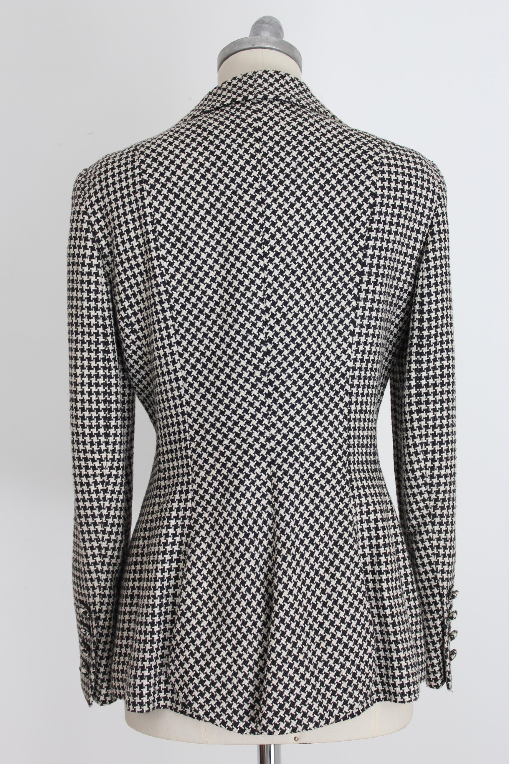 Rena Lange 80s vintage women's jacket. Black and white houndstooth pattern. 87% silk 13% cotton. Flared model, tone-on-tone button closure. Lined internally. Made in Italy. Excellent vintage conditions.

Size: 46 It 12 Us 14 Uk 40 De

Shoulder: 44