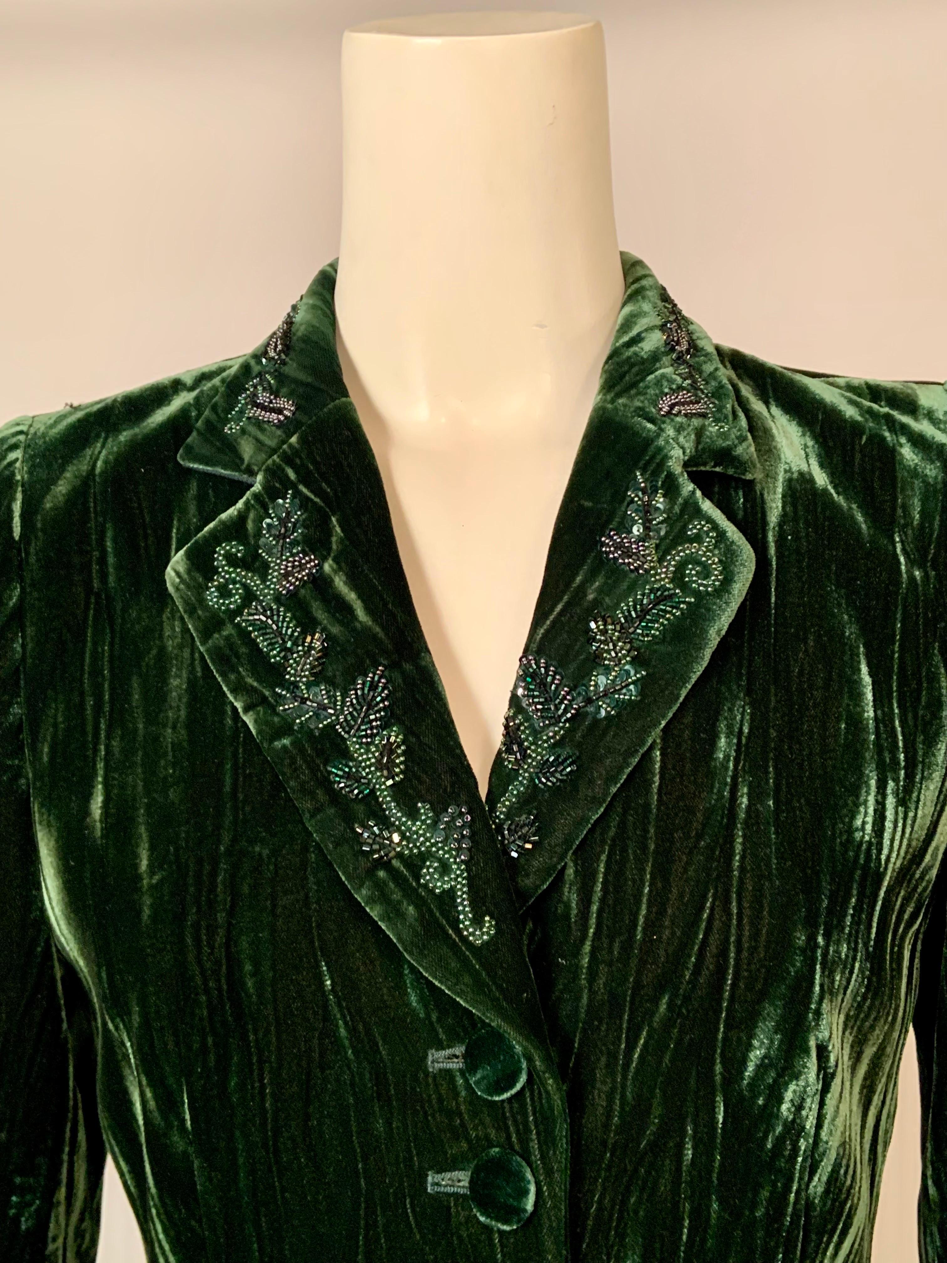 Cette veste Rena Lange en velours écrasé vert foncé est si bien conçue qu'elle est même perlée dans le dos ! Les revers perlés et les poches plaquées perlées sont magnifiques, avec des perles vertes, noires et violet foncé.  Il y a huit boutons