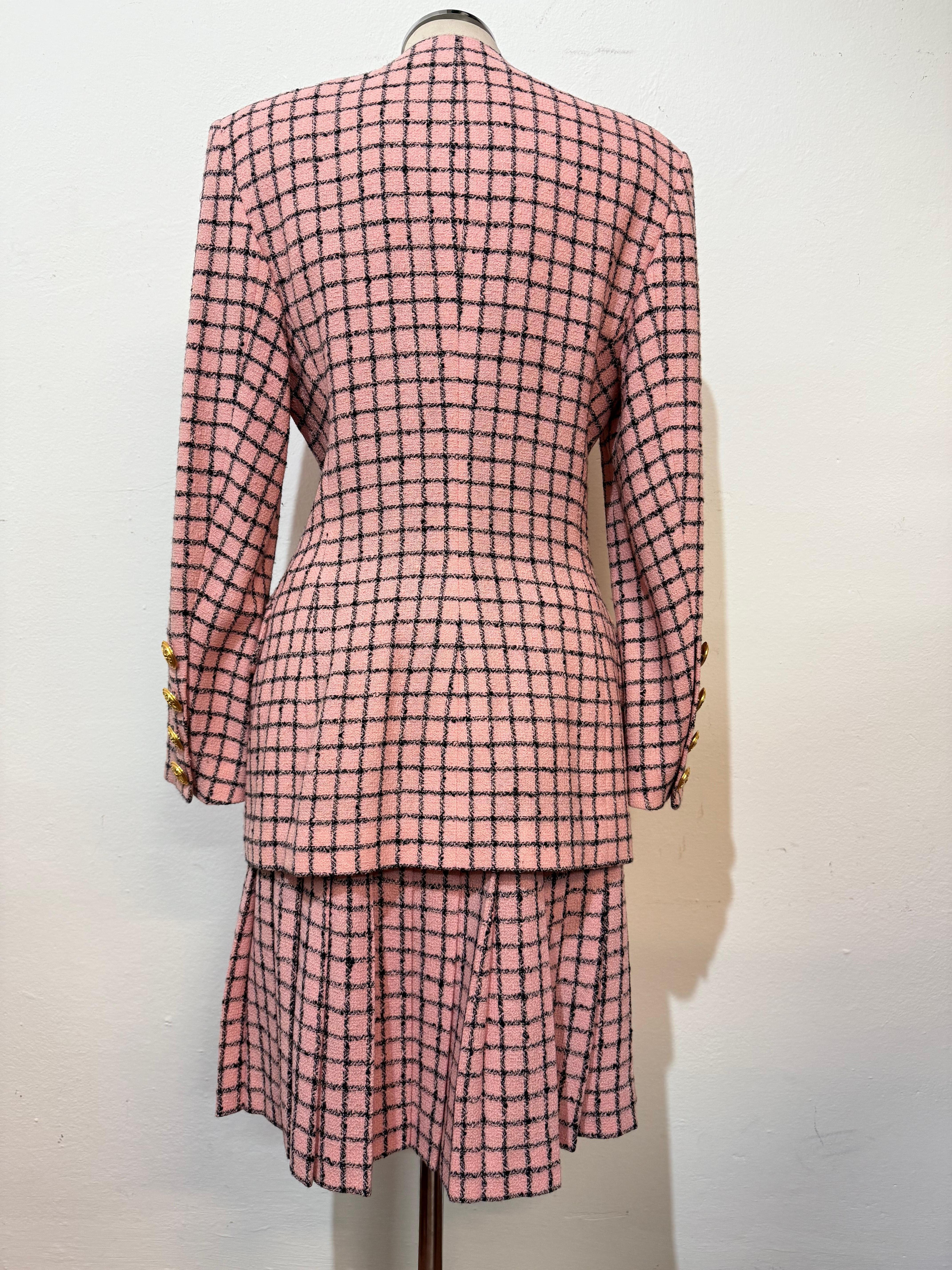 Bellissimo ed elegante abito con gonna di Rena Lange
Vintage degli anni '90
96% lana vergine e poliammide
Colore rosa 
Motivo a coste
Bellissimi bottoni dorati
Giacca a doppio petto
Tre pulsanti
Spalla/orecchio cm 70 (27,55 pollici)
Spalla cm 42