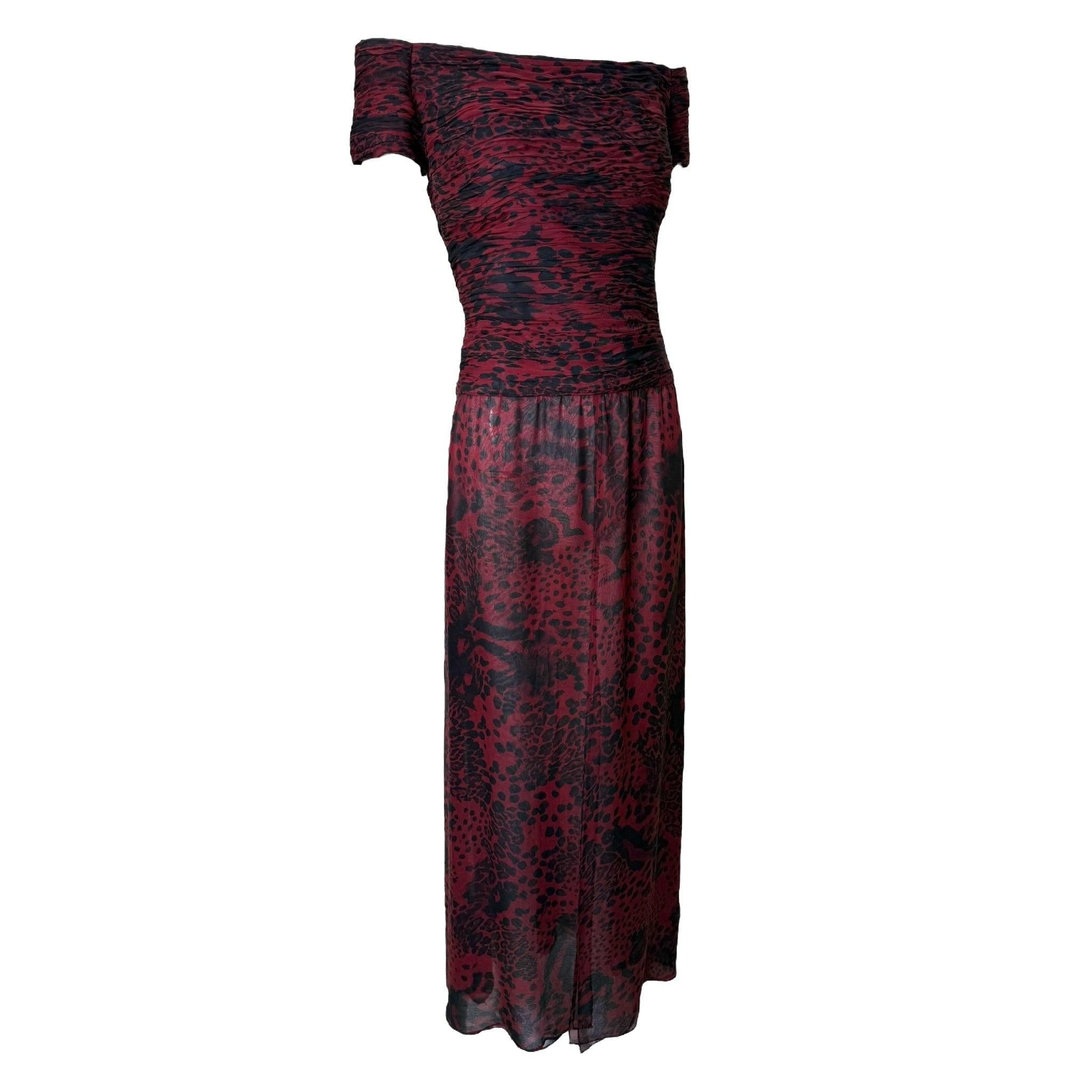 Robe en mousseline de soie rouge imprimée léopard de Rena Lange. De magnifiques taches et visages de léopard sont imprimés en noir doux sur la mousseline de soie rouge foncé. Faux plis au niveau du corsage et des bretelles décolletées. Corsage