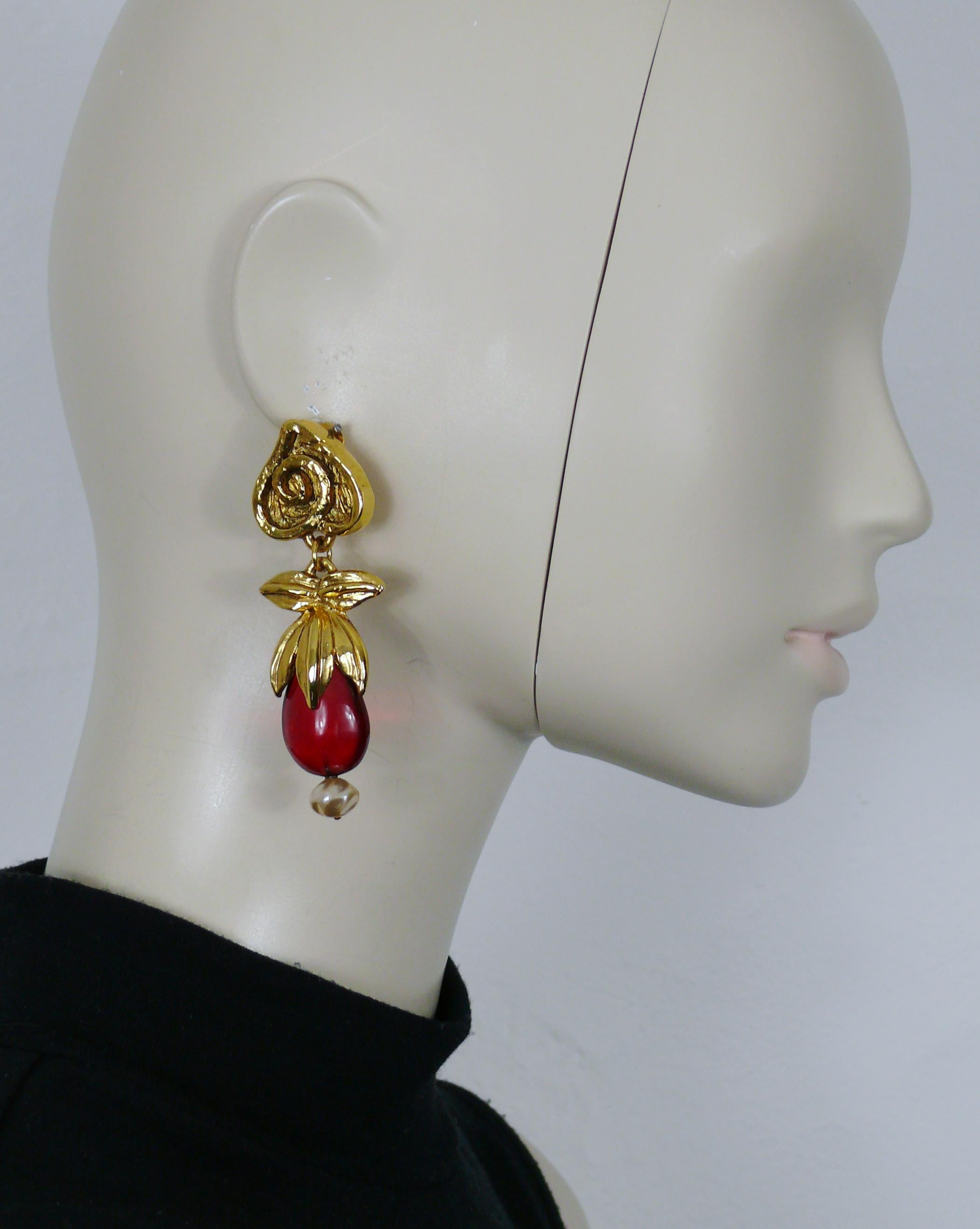 RENA LANGE vintage gold tone resin dangling earrings (clip-on) featuring a red resin drop and faux pearl.

Marked RENA LANGE Made in France. 

Indicative measurements : height approx. 7.6 cm (2.99 inches) / max. width approx. 2.4 cm (0.94