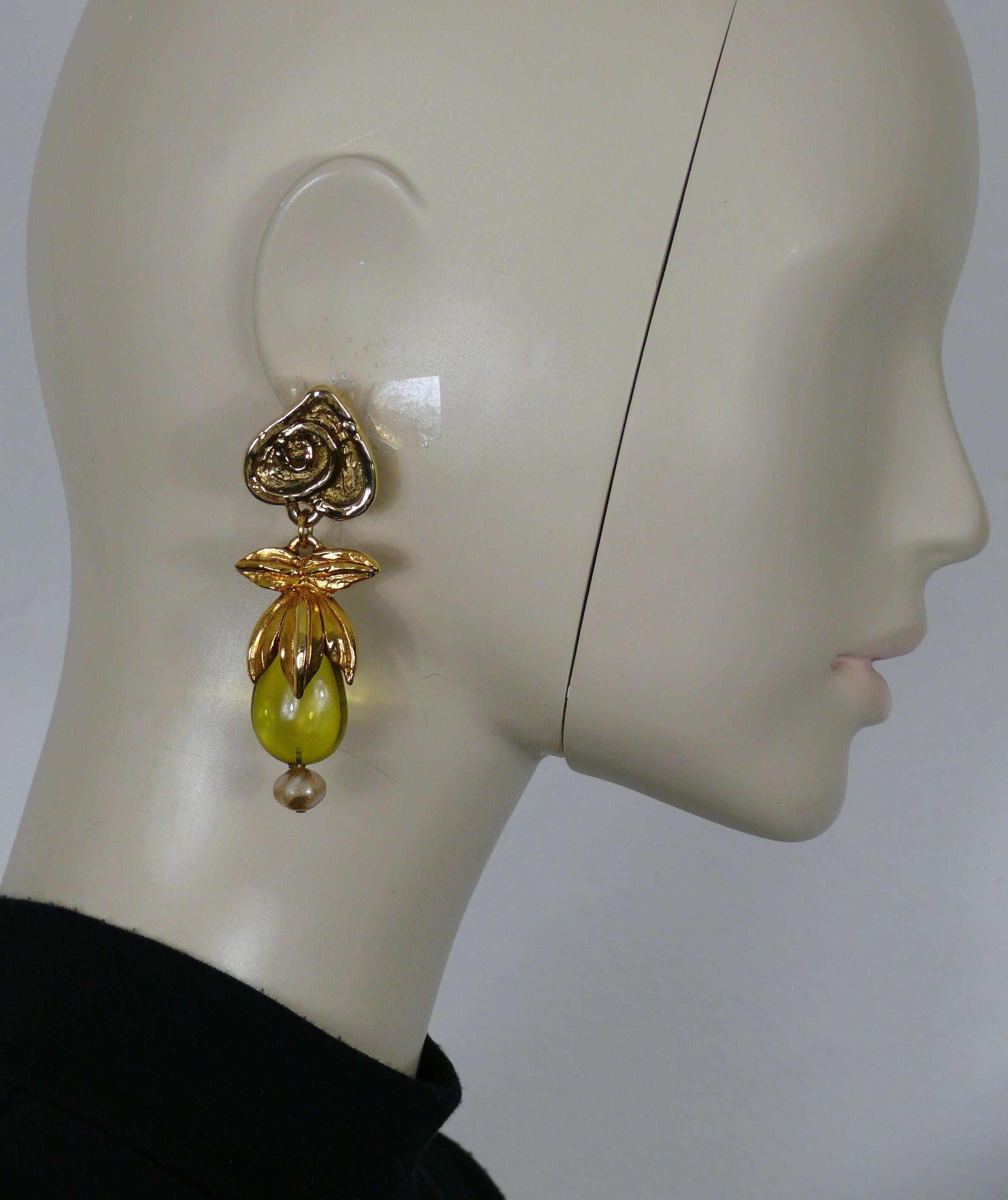 RENA LANGE vintage gold tone resin dangling earrings (clip-on) featuring a resin drop and faux pearl.

Marked RENA LANGE Made in France. 

Indicative measurements : height approx. 7.6 cm (2.99 inches) / max. width approx. 2.4 cm (0.94 inch).

Weight