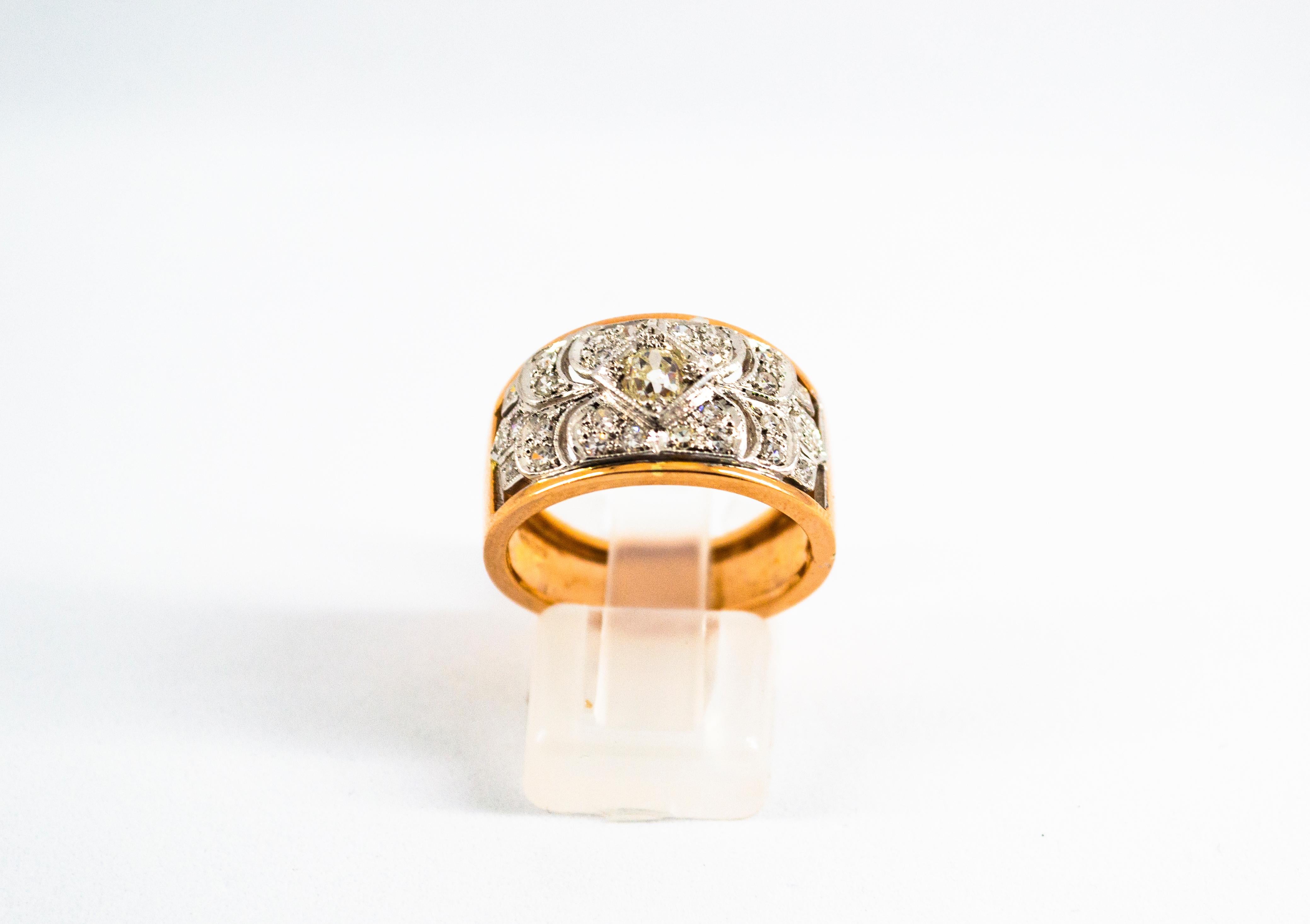 Dieser Ring ist aus 14K Gelbgold gefertigt.
Dieser Ring hat 0,65 Karat weiße Diamanten.
Größe ITA: 15 USA: 7
Da wir eine Werkstatt sind, ist jedes Stück handgefertigt, anpassbar und in der Größe veränderbar.