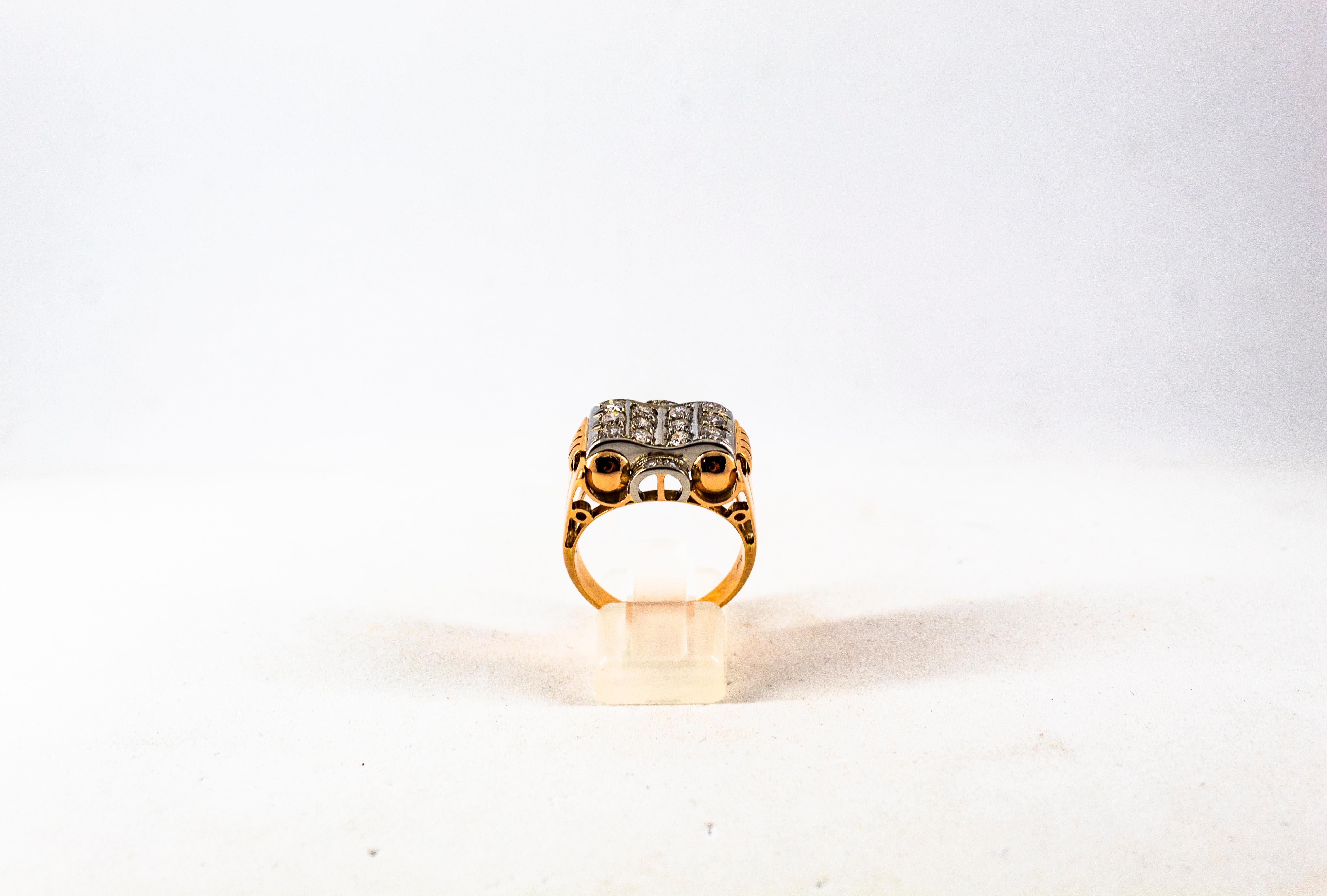 Dieser Ring ist aus 18K Gelbgold gefertigt.
Dieser Ring hat 0,80 Karat weiße moderne Diamanten im Rundschliff.
Größe ITA: 20 USA: 9
Da wir eine Werkstatt sind, ist jedes Stück handgefertigt, anpassbar und in der Größe veränderbar.