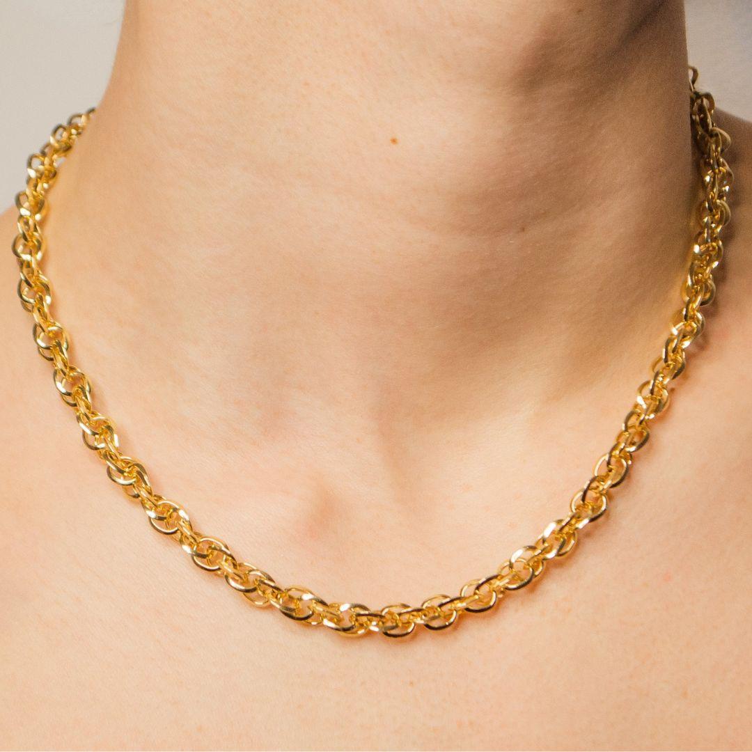 Questa collana artigianale presenta un design unico in cui le catene si intrecciano per formare un accattivante motivo di ispirazione rinascimentale. Le maglie intrecciate creano un flusso continuo, dando alla collana un aspetto simile a una