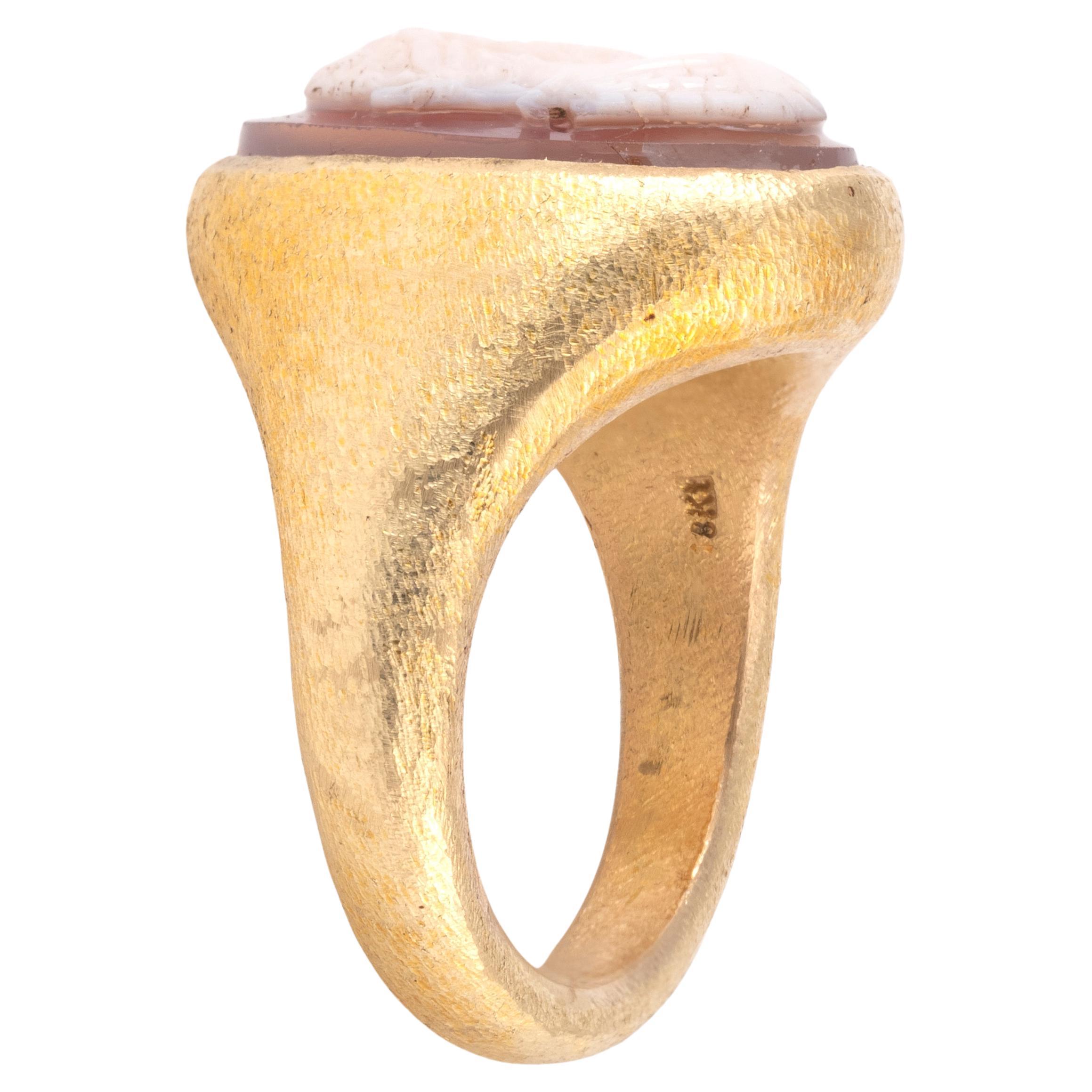
Anello da dito in argento e agata dorata con cammeo raffigurante Charles V.
Periodo 16° secolo
Misura dell'anello: 8
Cammeo : 17,5 mm 
Peso: 18gr.

Charles V regnò come Sacro Romano Imperatore e Arciduca d'Austria dal 1519 al 1556, Re di Spagna dal