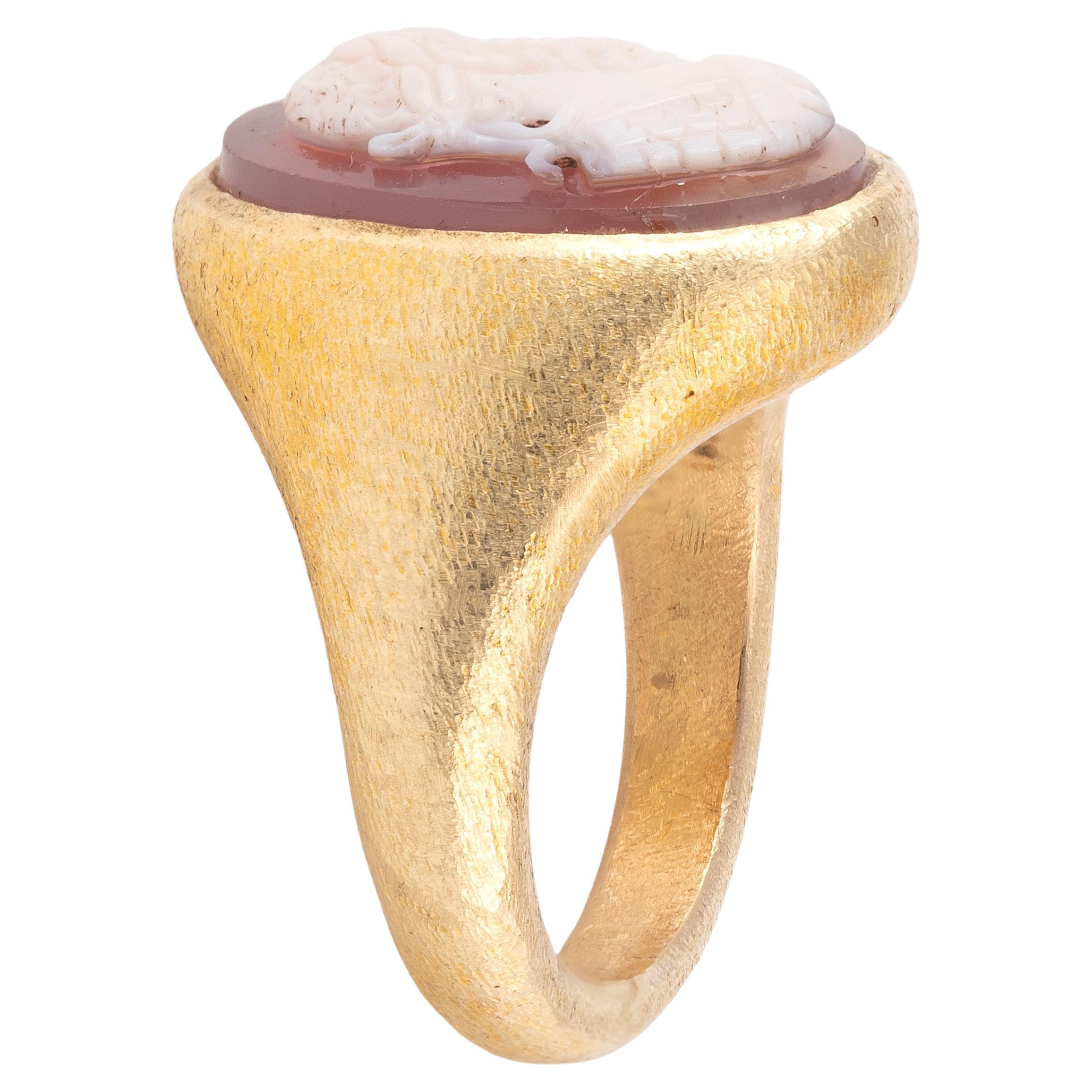 Grezzo Anello rinascimentale da uomo in oro 18kt con cammeo in agata raffigurante Charles V.I.I. in vendita