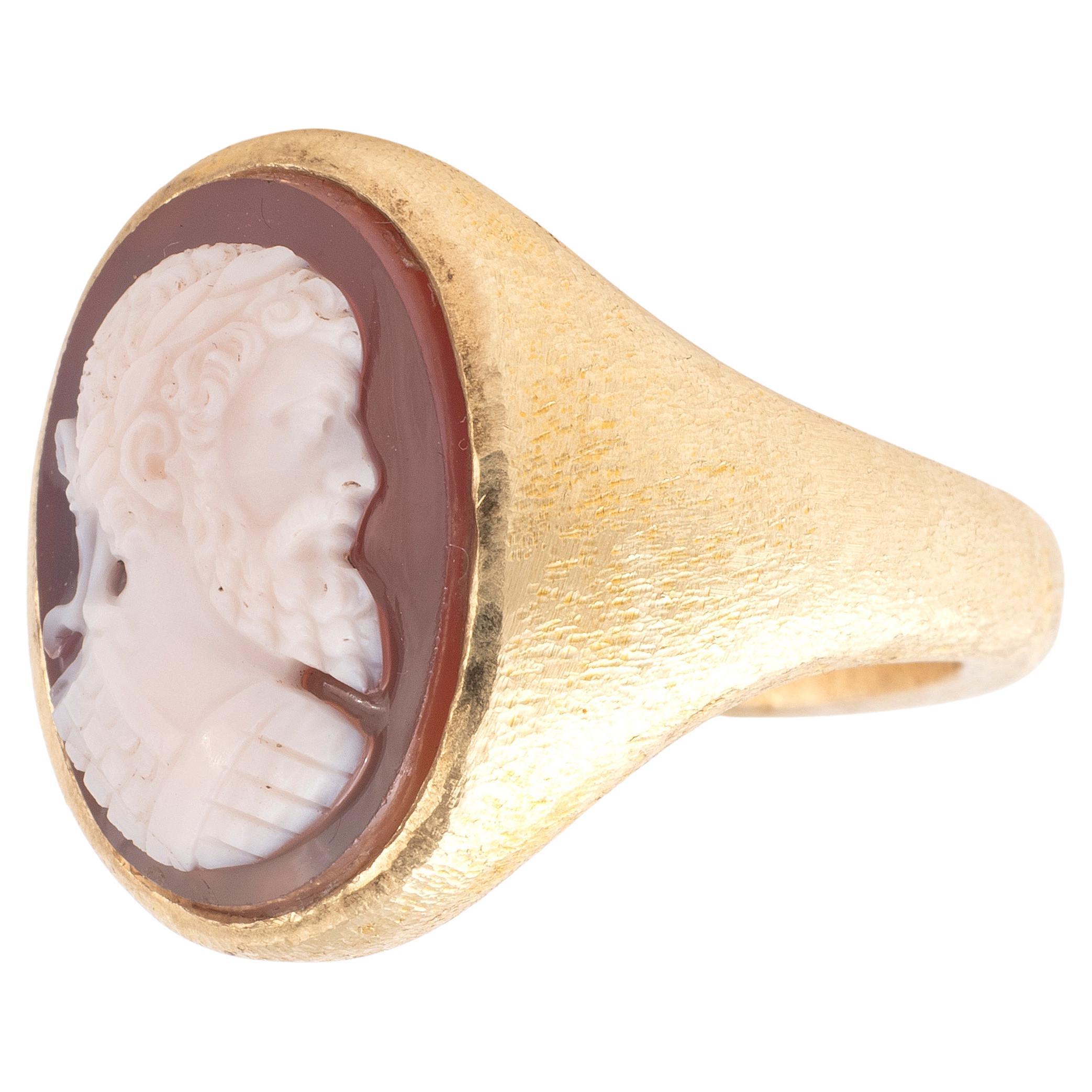 Anello rinascimentale da uomo in oro 18kt con cammeo in agata raffigurante Charles V.I.I. In condizioni ottime in vendita a Firenze, IT