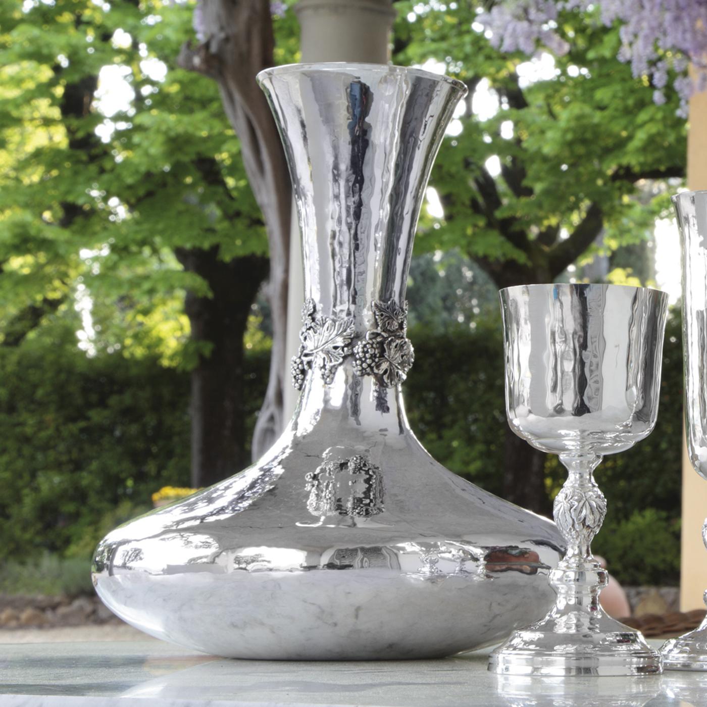 This elegant goblet brings sophistication to the table, while elevating the aromas and flavors of the drink. Made from silver, it will not alter the quality or taste of the beverage. Moreover, this material is perfect for tableware due to its