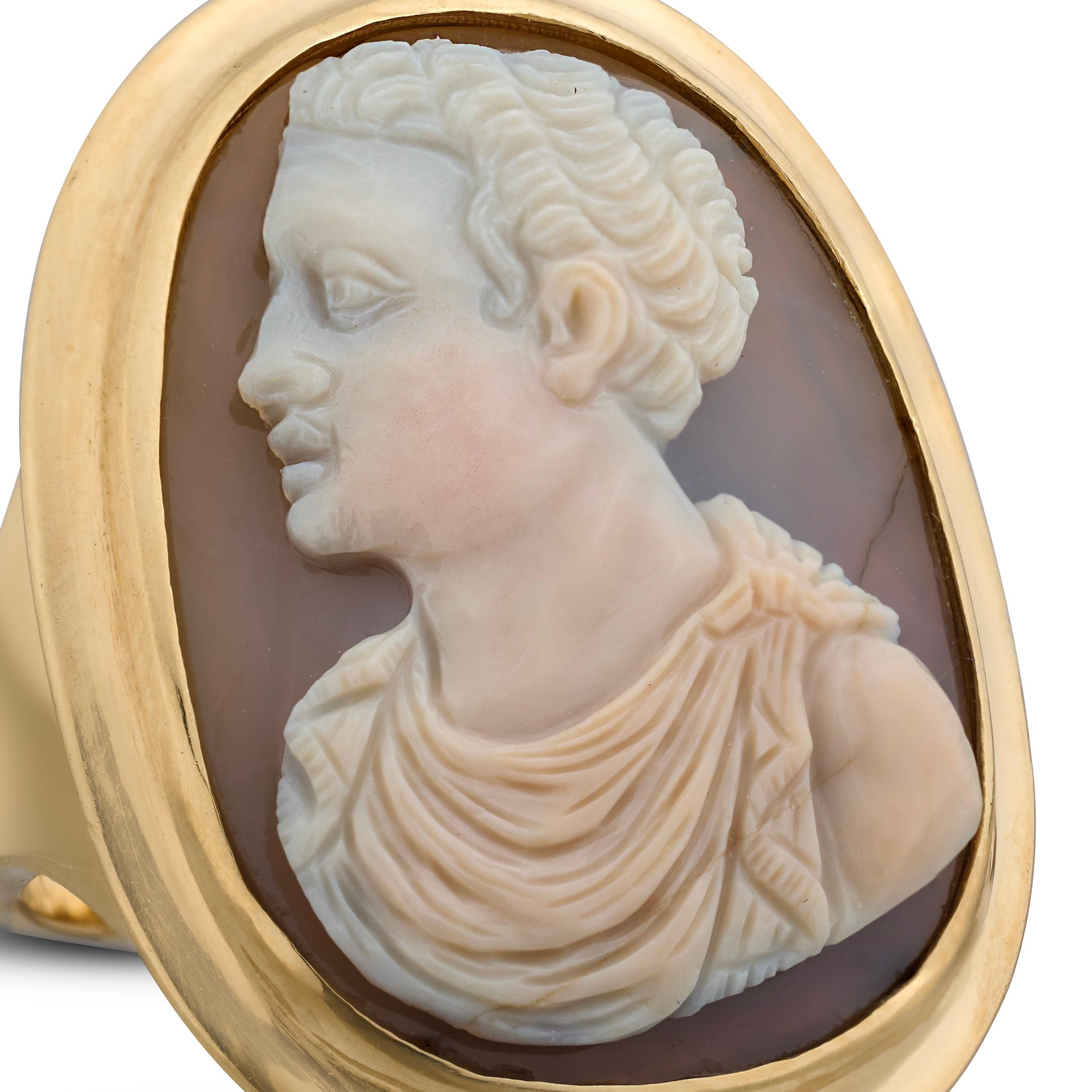 Achat-Kamee-Ring mit der Darstellung eines Julio-Claudianischen Prinzen
 
Italienisch, Renaissance, 16. Jahrhundert (Kamee)
Montiert: 20. Jahrhundert, markiert 14 Karat Gold ('14K')
 
Messungen
Lünette: 3 × 2,3 cm
Kamee: 2,5 × 1,7 cm
Ringgröße: N UK
