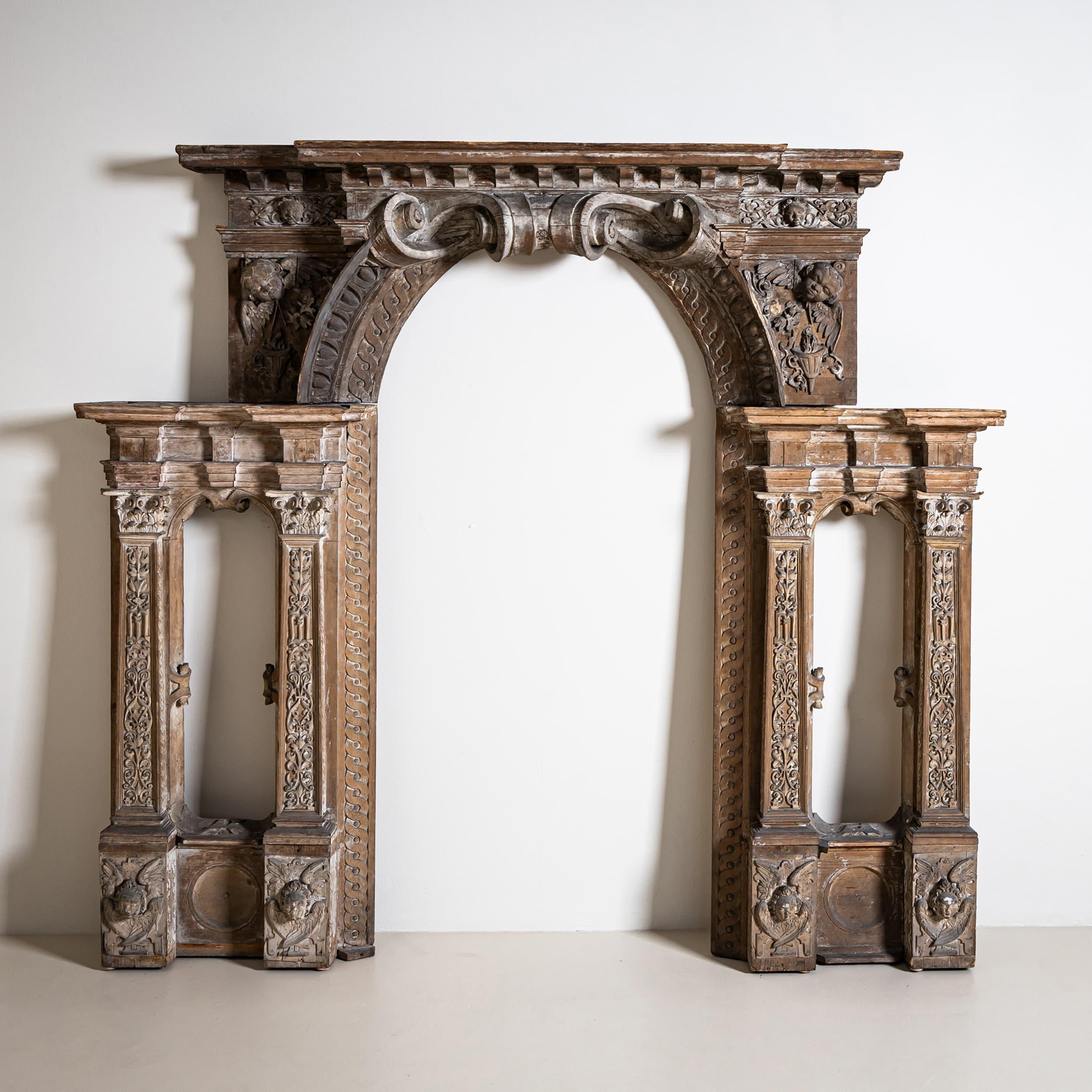 Cornice di grandi dimensioni e architettonicamente strutturata proveniente da un retablo d'altare, probabilmente originaria dell'Italia del XVI secolo, realizzata in pino e tiglio.
La composizione presenta una disposizione tripartita, con i pannelli