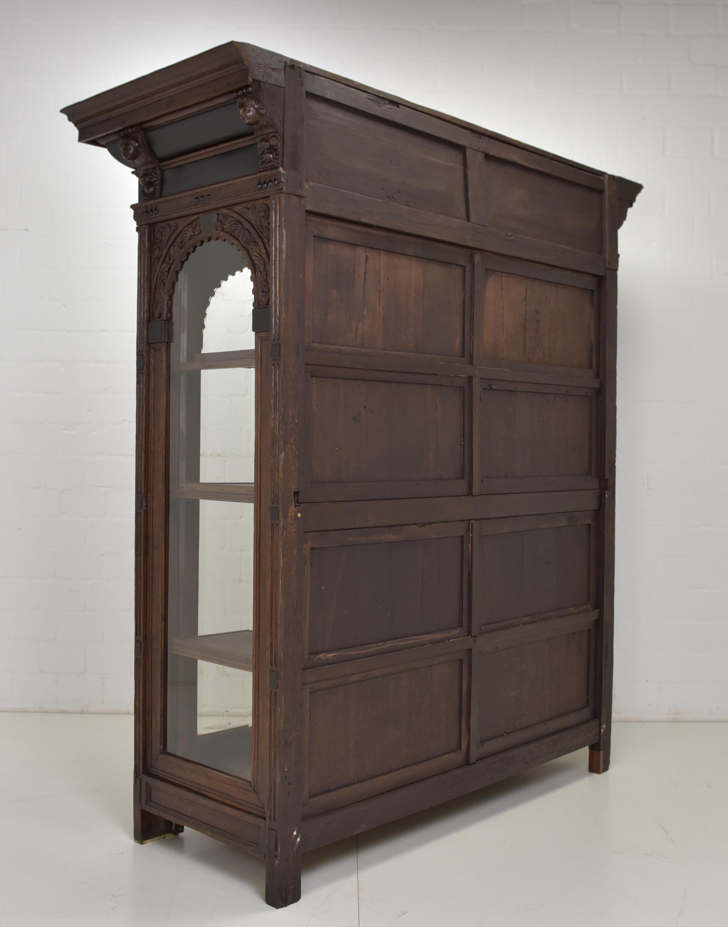 Renaissance Baroqu Large Flemish Display Cabinet in Oak, 18th Century For Sale 8